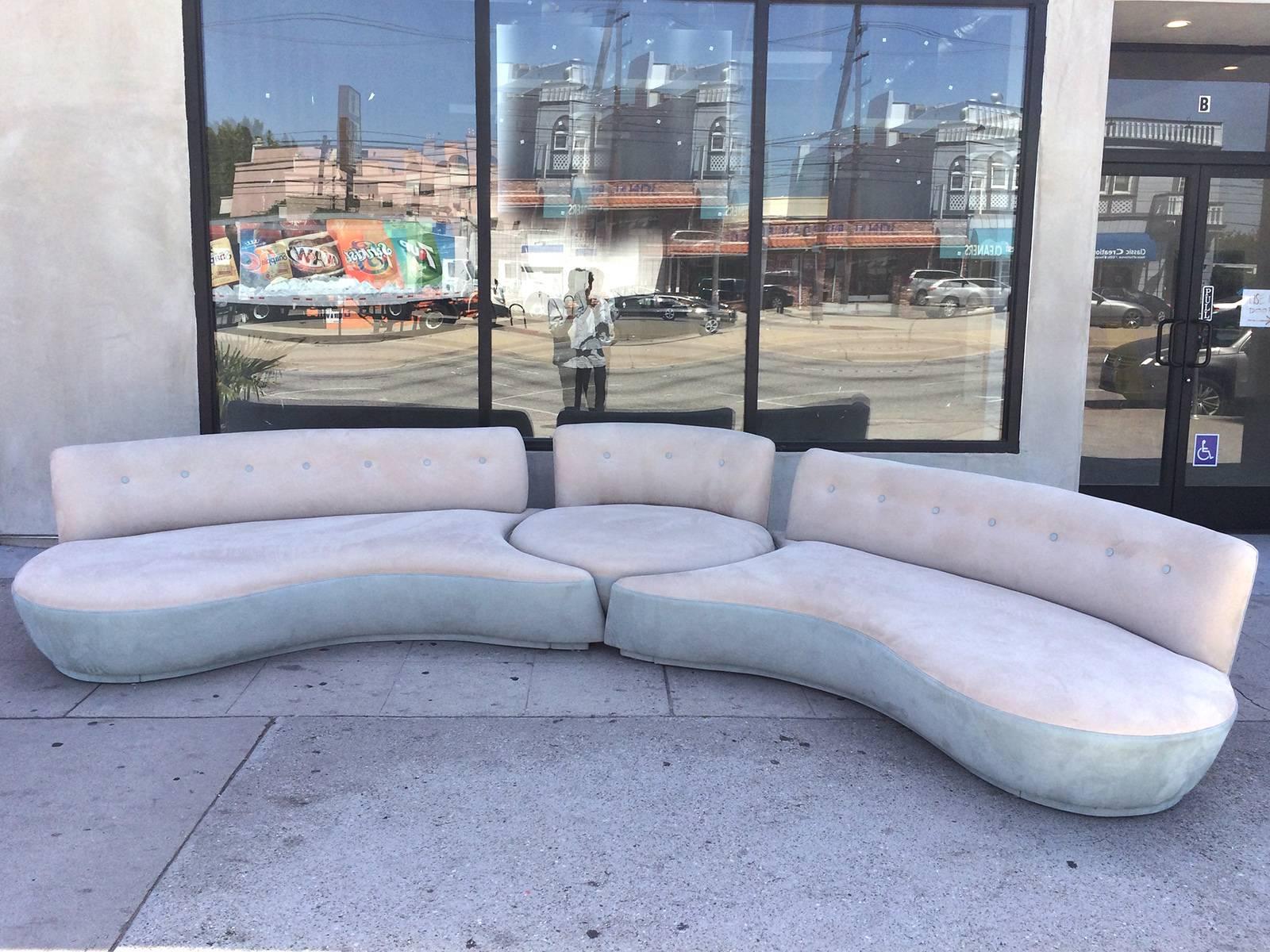 Four-piece sectional sofa with swivel chairs in off-white and light grey-blue suede. Use it as two separate two-piece sections or as a single swivel chair and a three-piece section. Provenance of this set it unknown but very similar in style to