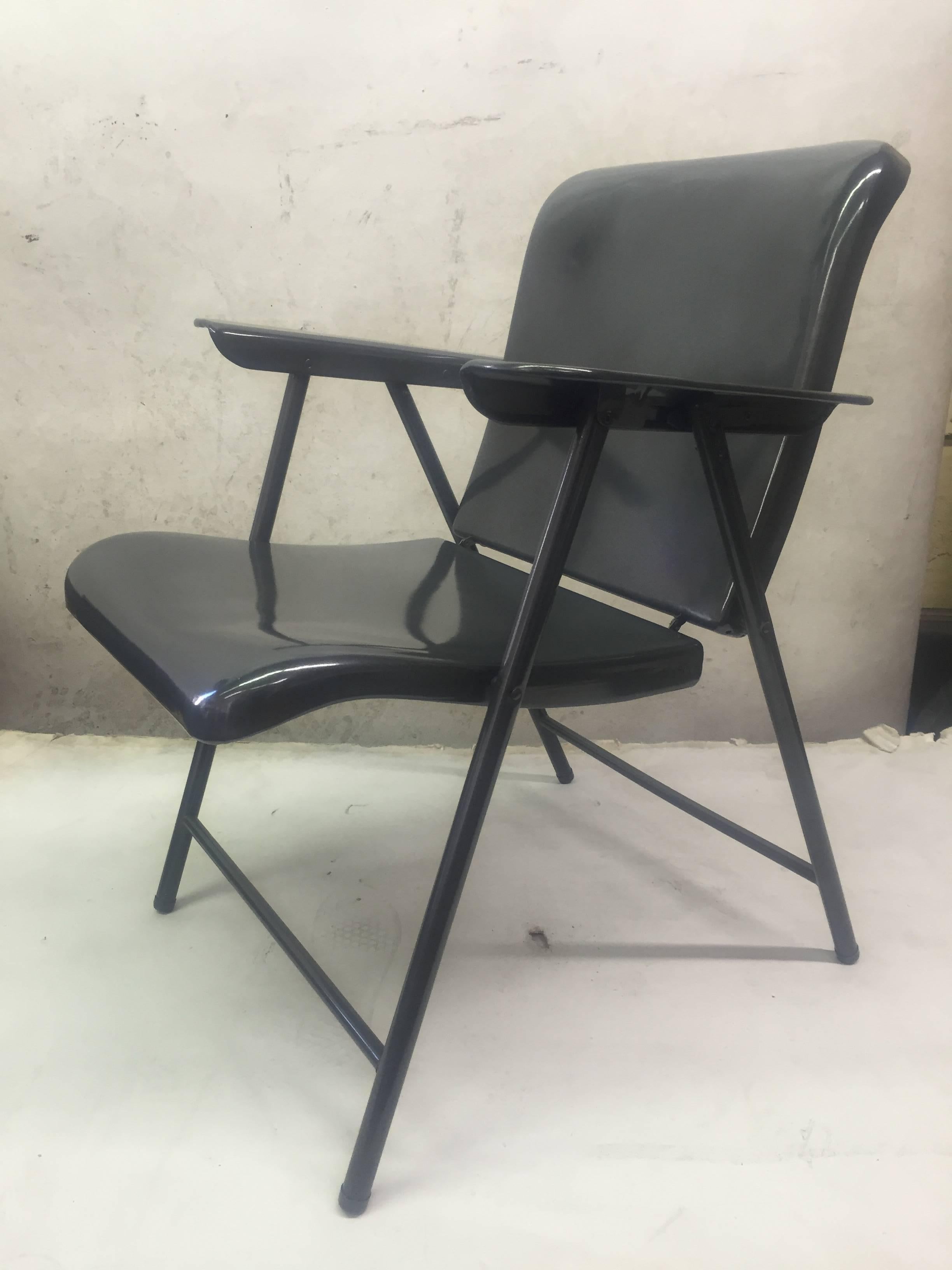 These chairs have been powder coated in a gun finish.
They fold, are very comfortable and light.
They can find their place in a garden or an office anywhere because they are very stylish.