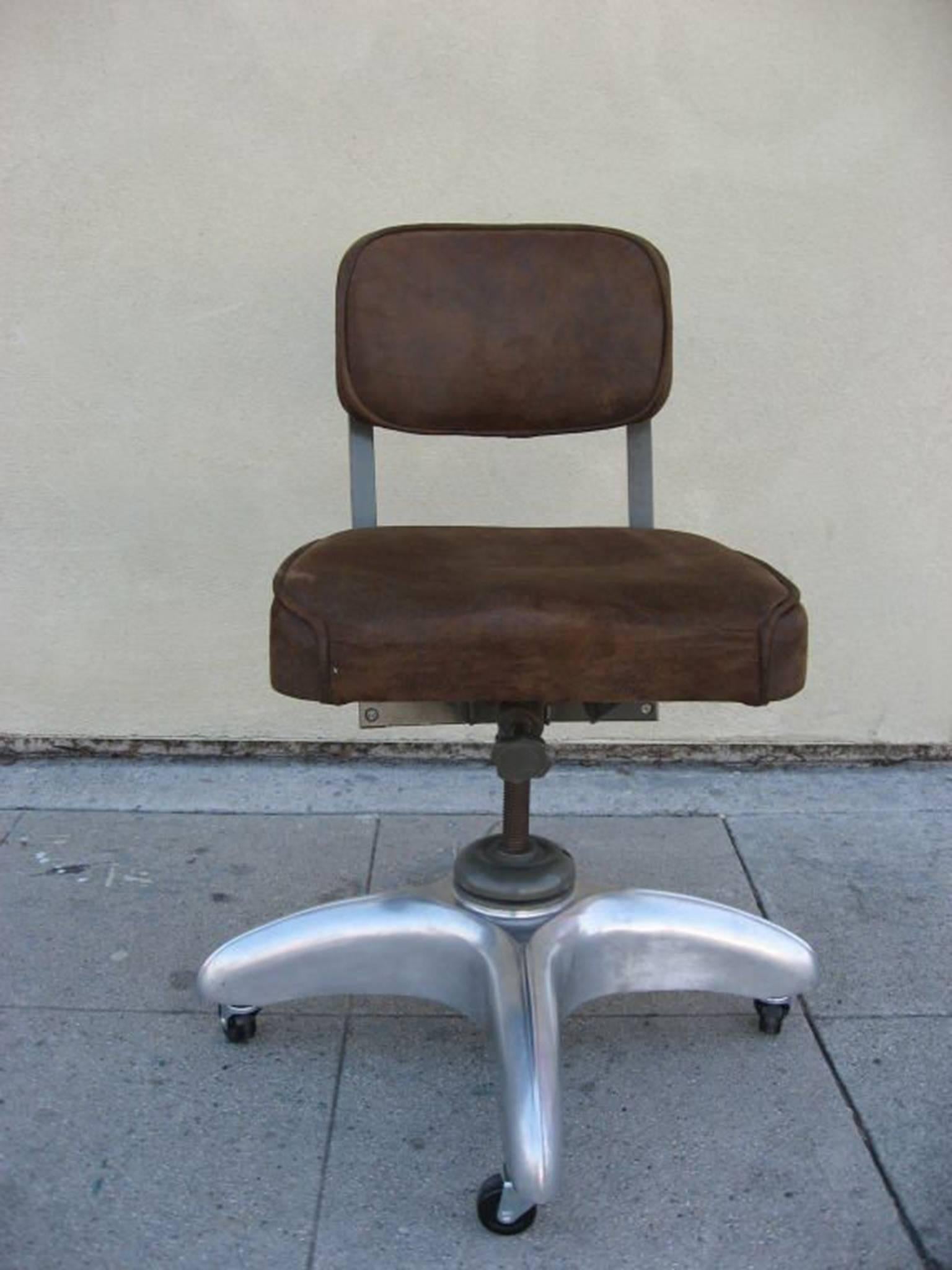 Workshop Industrial French Swivel Chair In Good Condition In Pasadena, CA