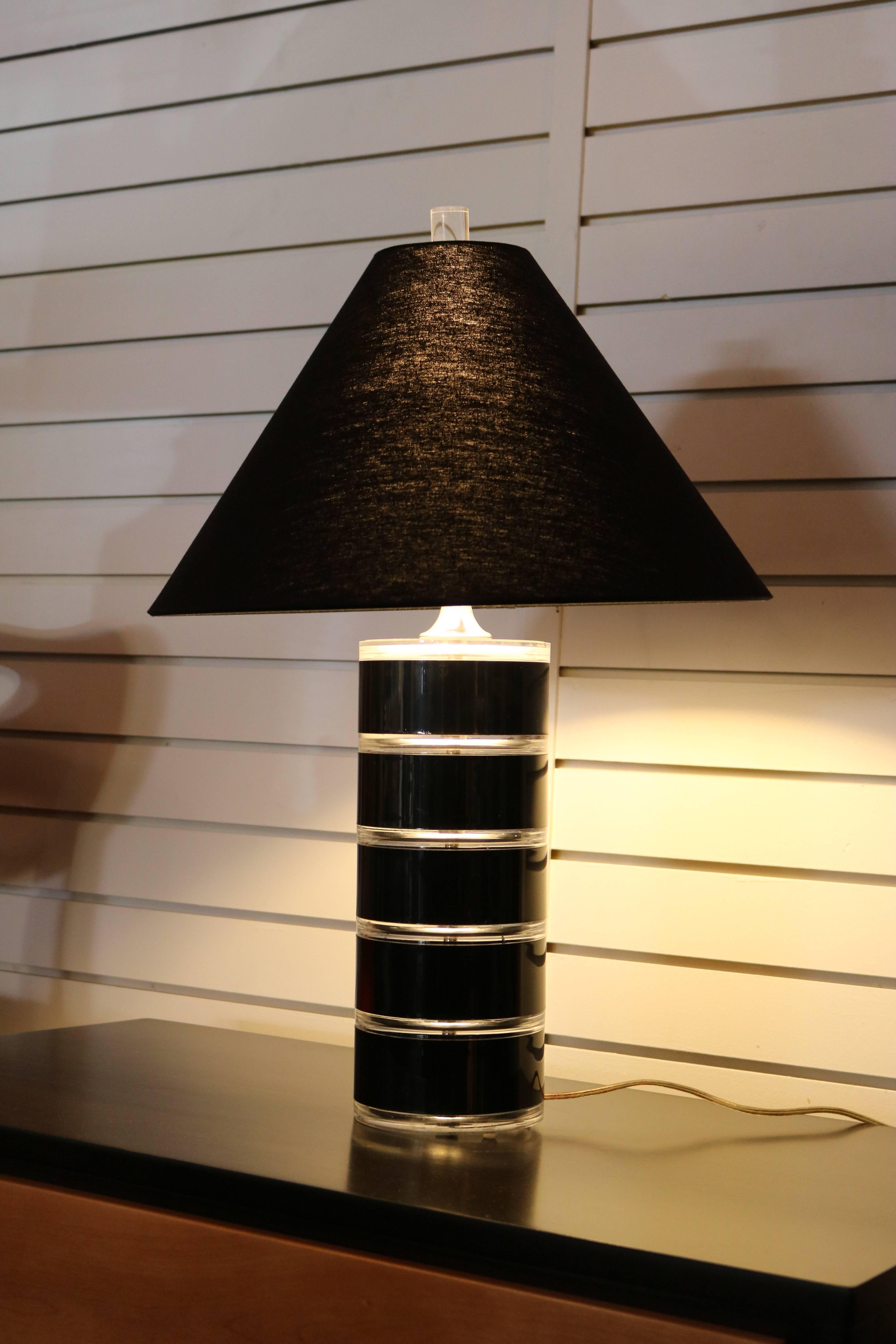 Clear and Black Lucite Table Lamp In Excellent Condition In Pasadena, CA