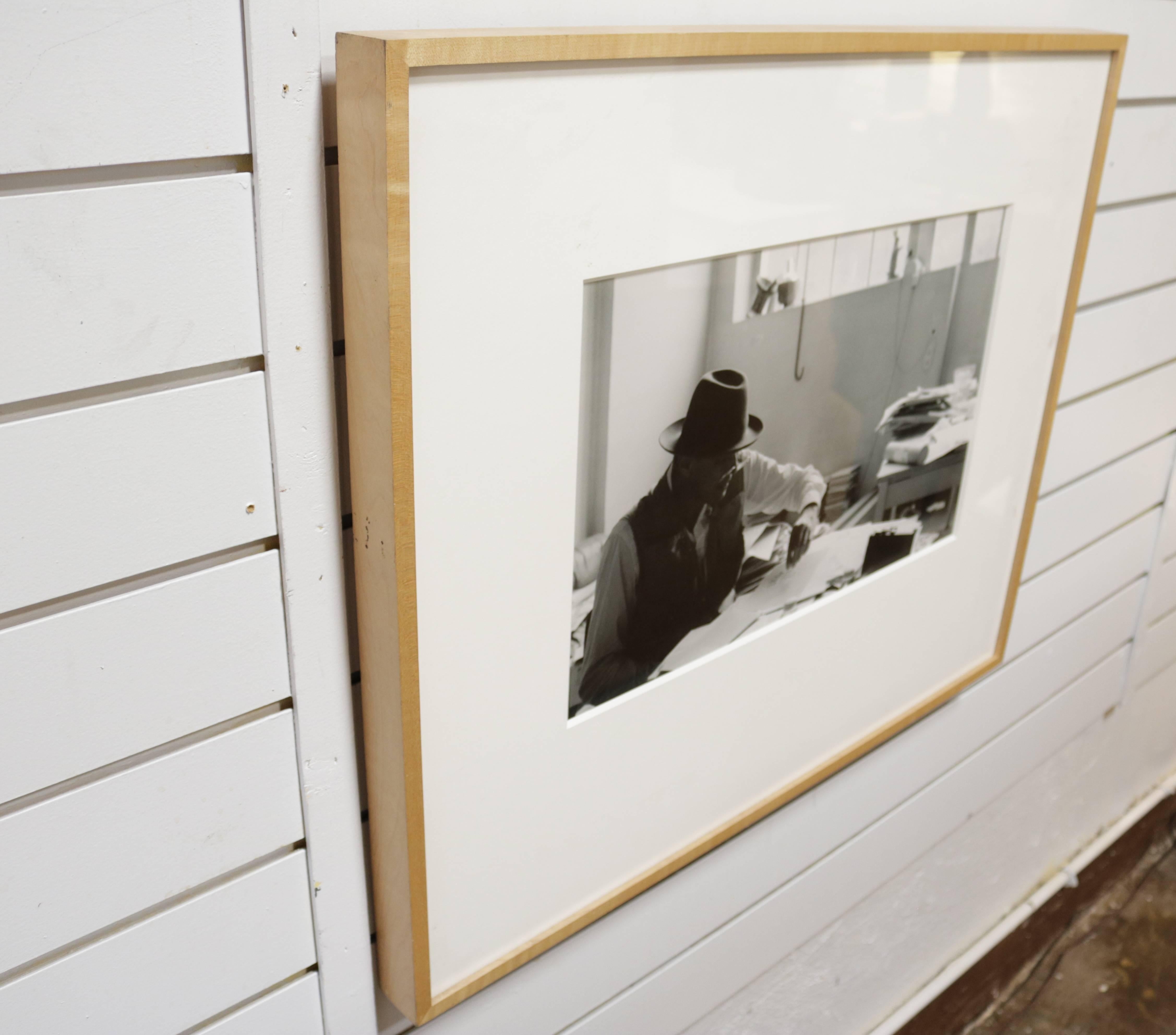 Paar gerahmte Schwarz-Weiß-Selbstporträts-Fotografien von Gottfried Tollman (Postmoderne) im Angebot