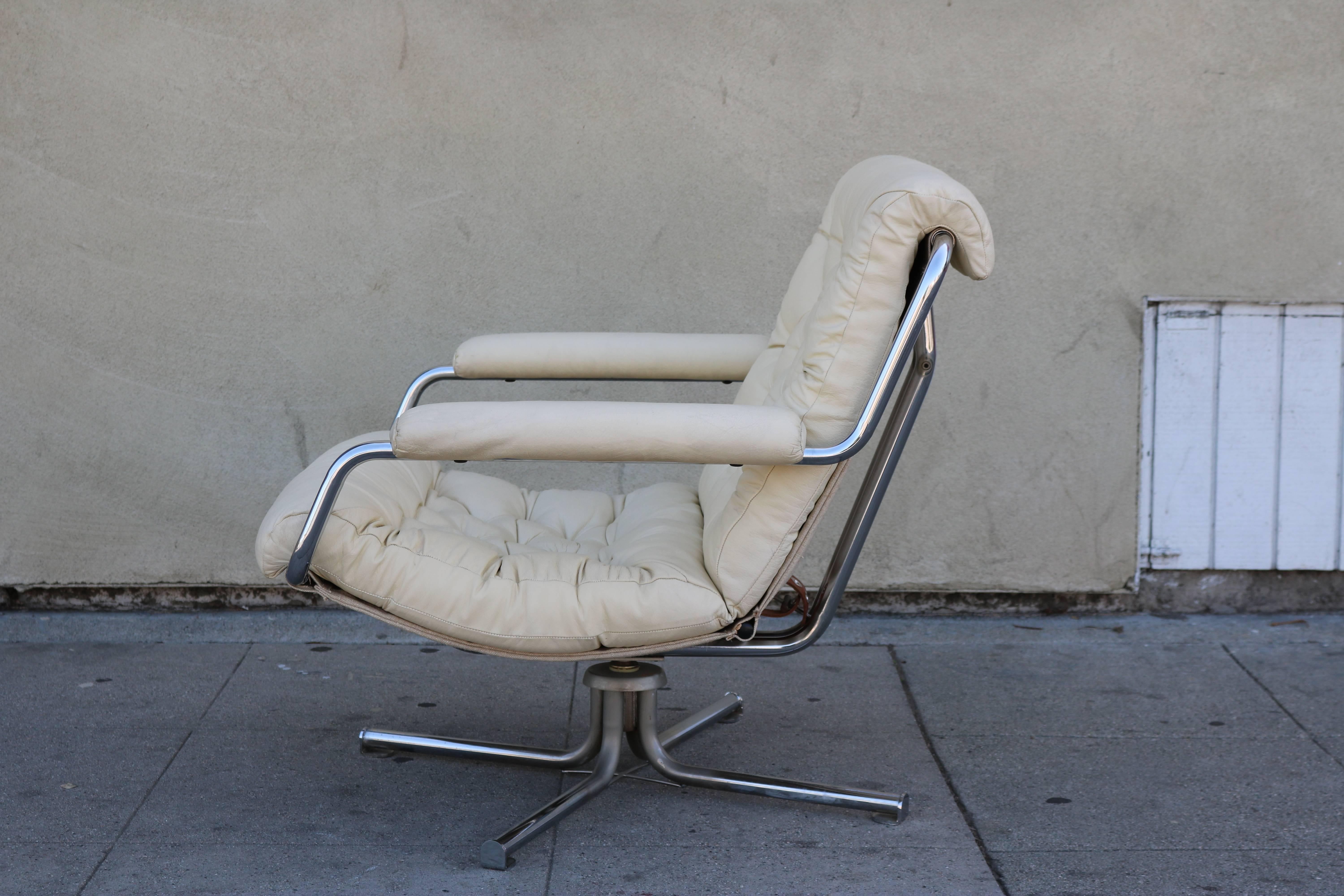 Mid-Century Modern Pair of Cream Tufted Leather and Chrome 1970s Swivel Chairs