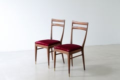 Huit chaises élégantes en noyer tourné, signées Guglielmo Ulrich