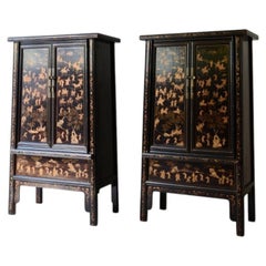 Par de armarios únicos de la dinastía Qing, con superficie lacada y apliques dorados