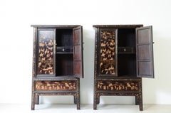 Par de armarios únicos de la dinastía Qing, con superficie lacada y apliques dorados