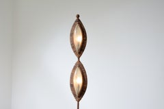 Lámpara de pie de bronce de los años 60, forrada con cuerda, muy poco común