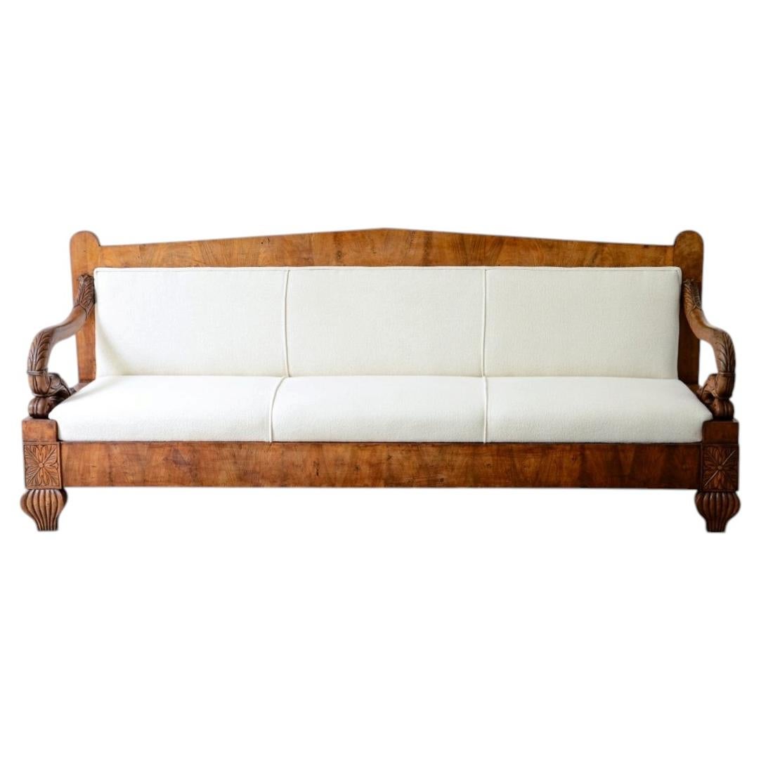 1800' Walnut veneered parade sofa For Sale