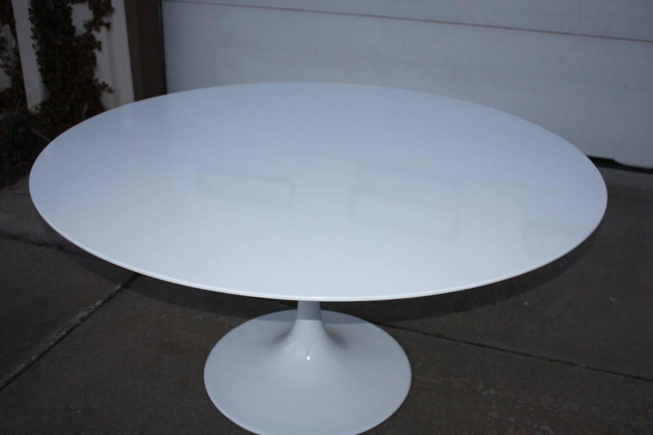 Contemporary Eero Saarinen tulip base and table surface. The table has beveled edges on the top. High-gloss or lacquer finish.