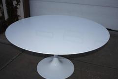 Contemporary High-Gloss White Eero Saarinen Style Tulip Table