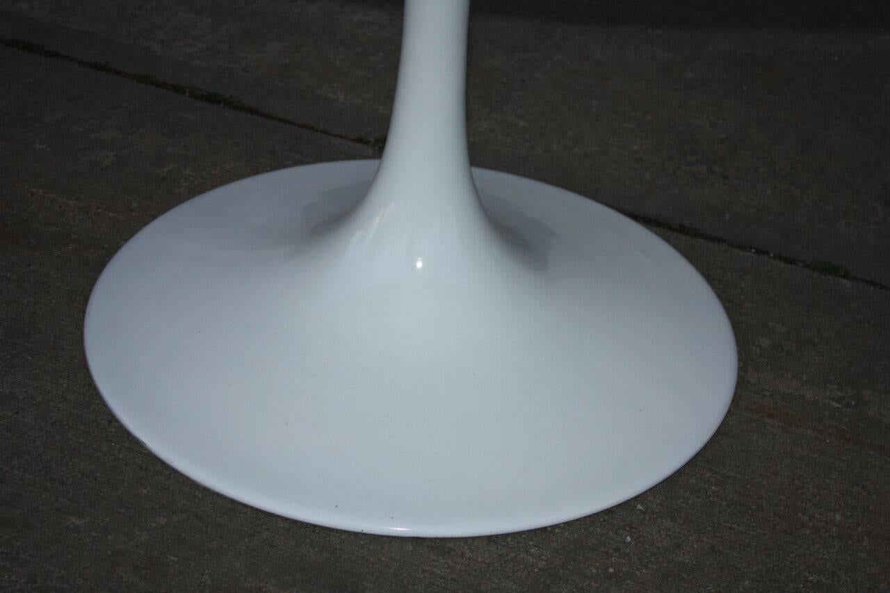 Contemporary High-Gloss White Eero Saarinen Style Tulip Table In Excellent Condition For Sale In Southampton, NY