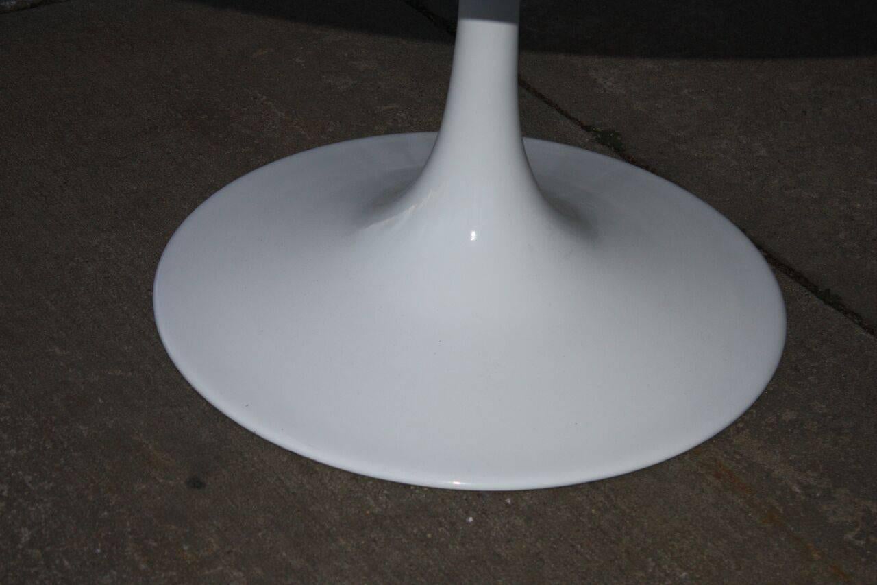 Contemporary High-Gloss White Eero Saarinen Style Tulip Table For Sale 1