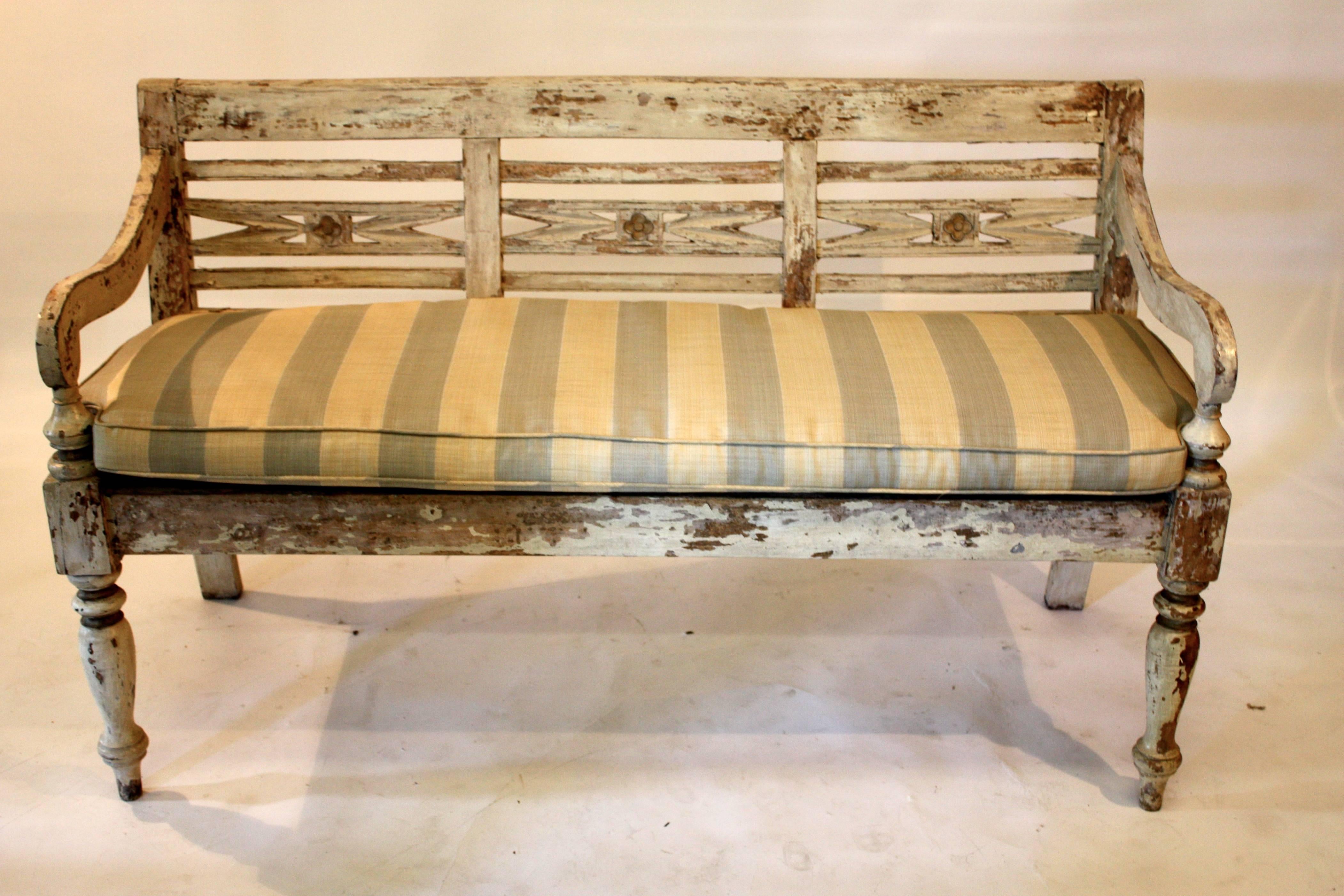 Colonial Bench In Good Condition In Southampton, NY