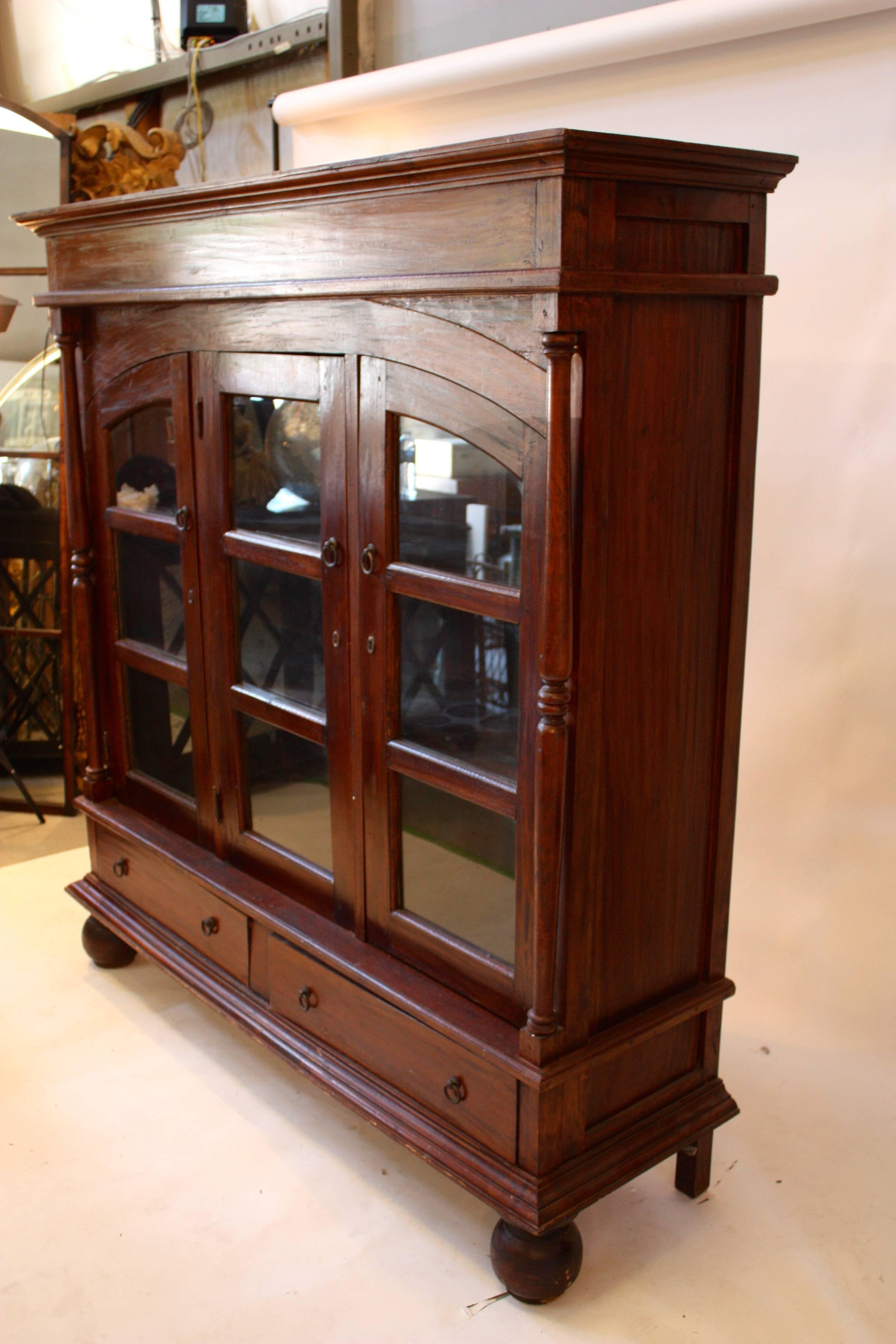 Mahogany Bookcase In Good Condition For Sale In Southampton, NY