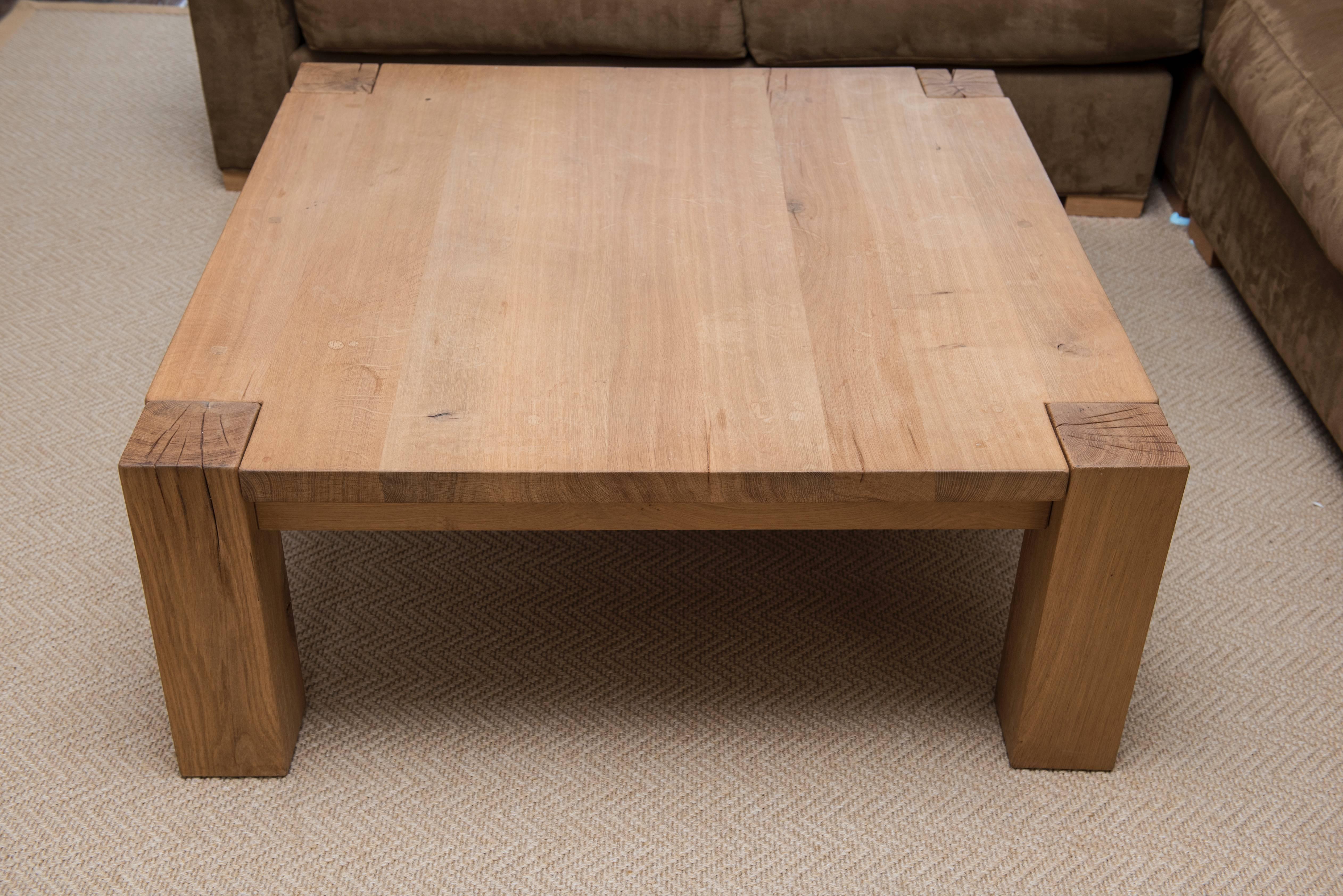 Oak Coffee Table In Excellent Condition For Sale In Southampton, NY