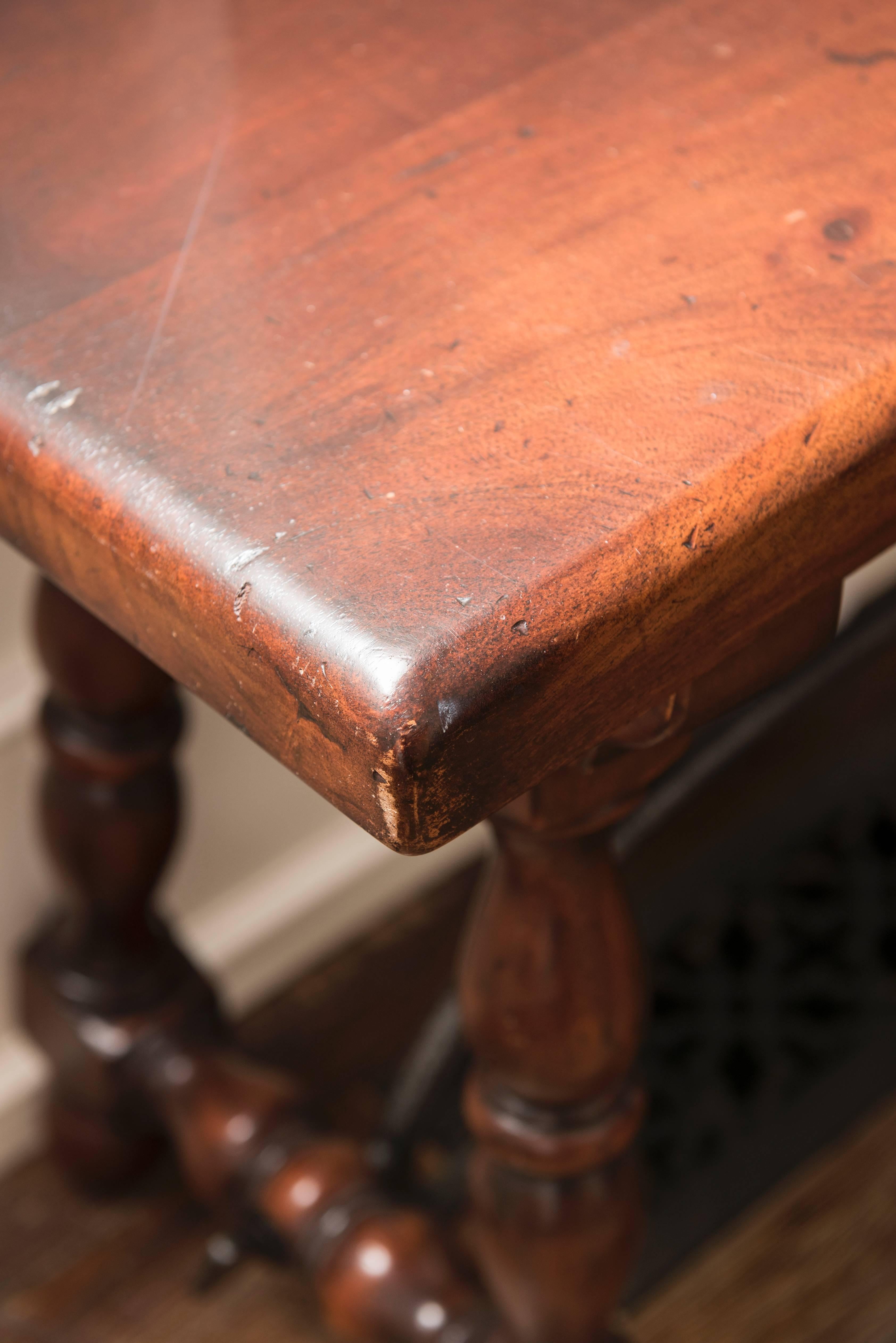 Stretcher bar bottom, great entry hall bench.