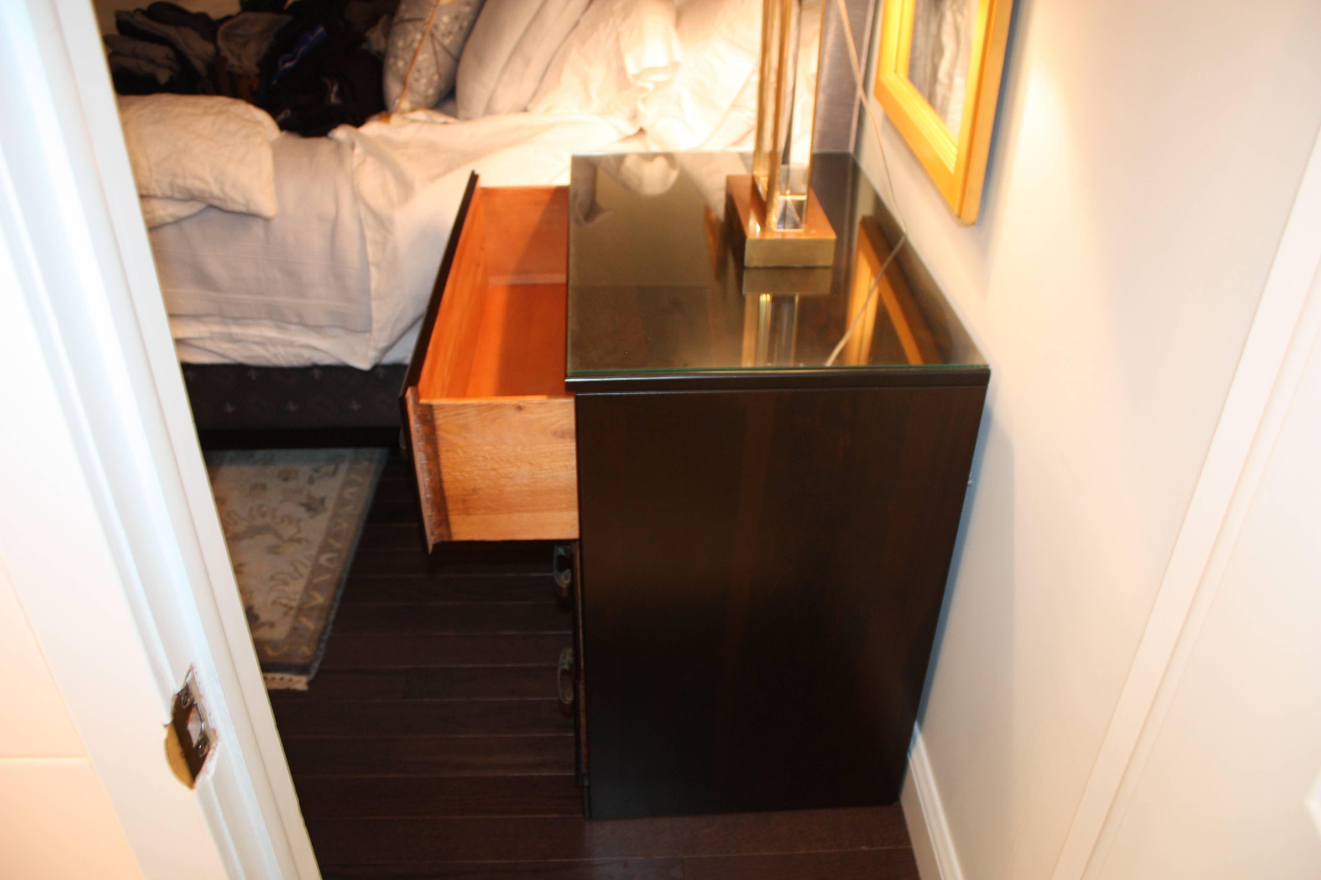 Pair of Bedside Chests In Excellent Condition For Sale In Southampton, NY