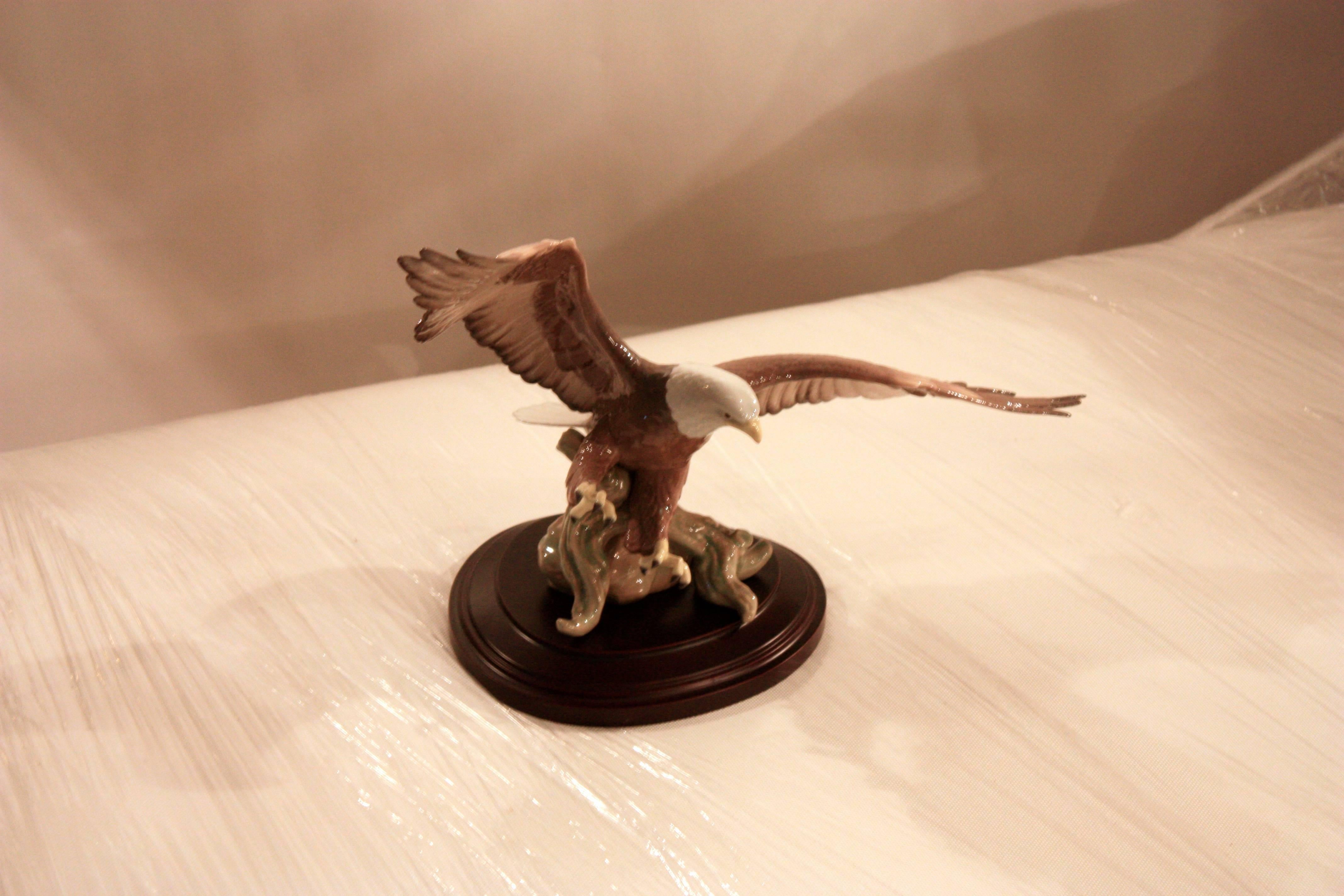 Lladro porcelain eagle with original stand. A symbol of pride - American eagle. 

Retired in 2001
Issued 1998.