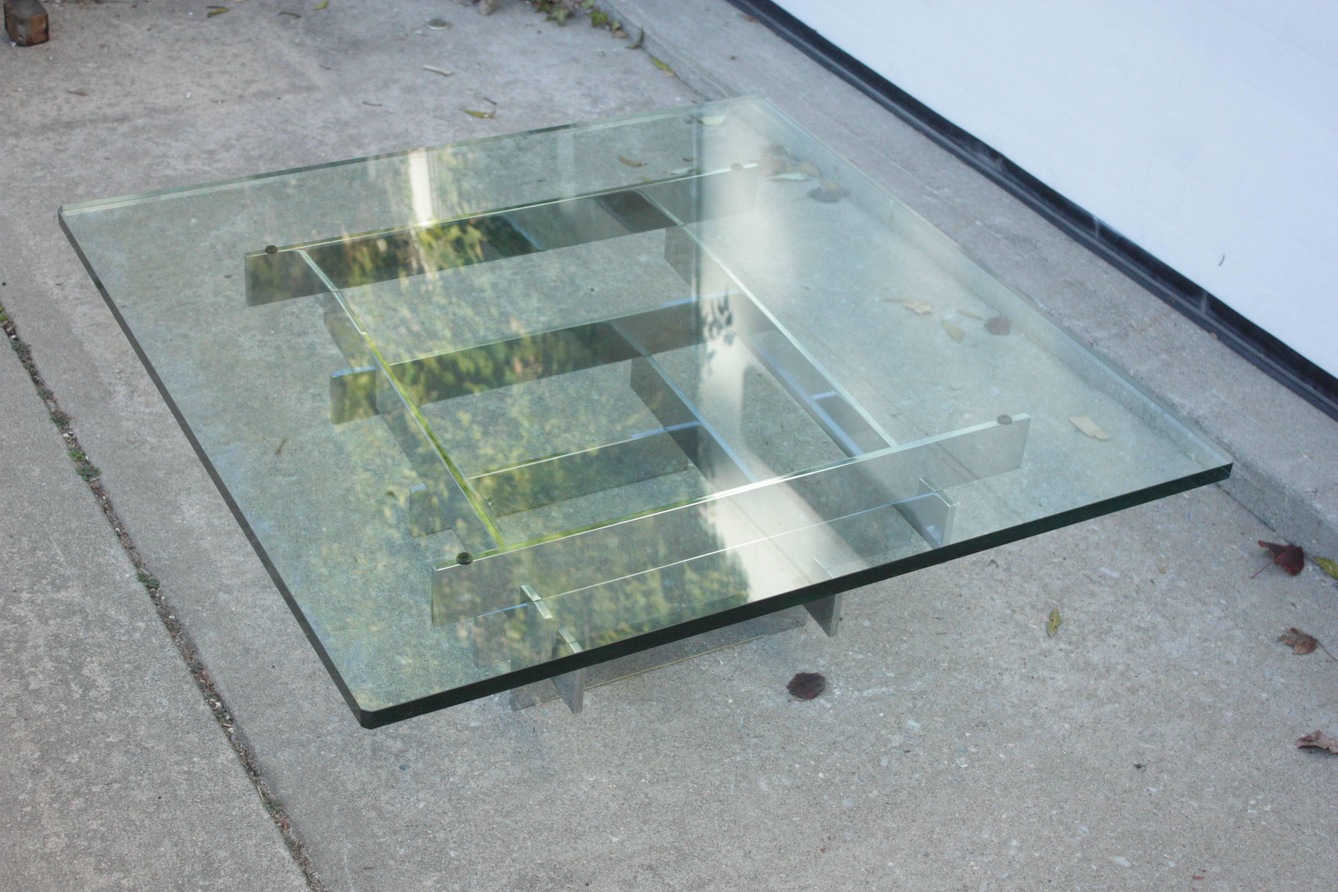 1970s Mid-Century Modern Geometric Stacked Chrome Beam Glass-Top Coffee Table (Ende des 20. Jahrhunderts) im Angebot
