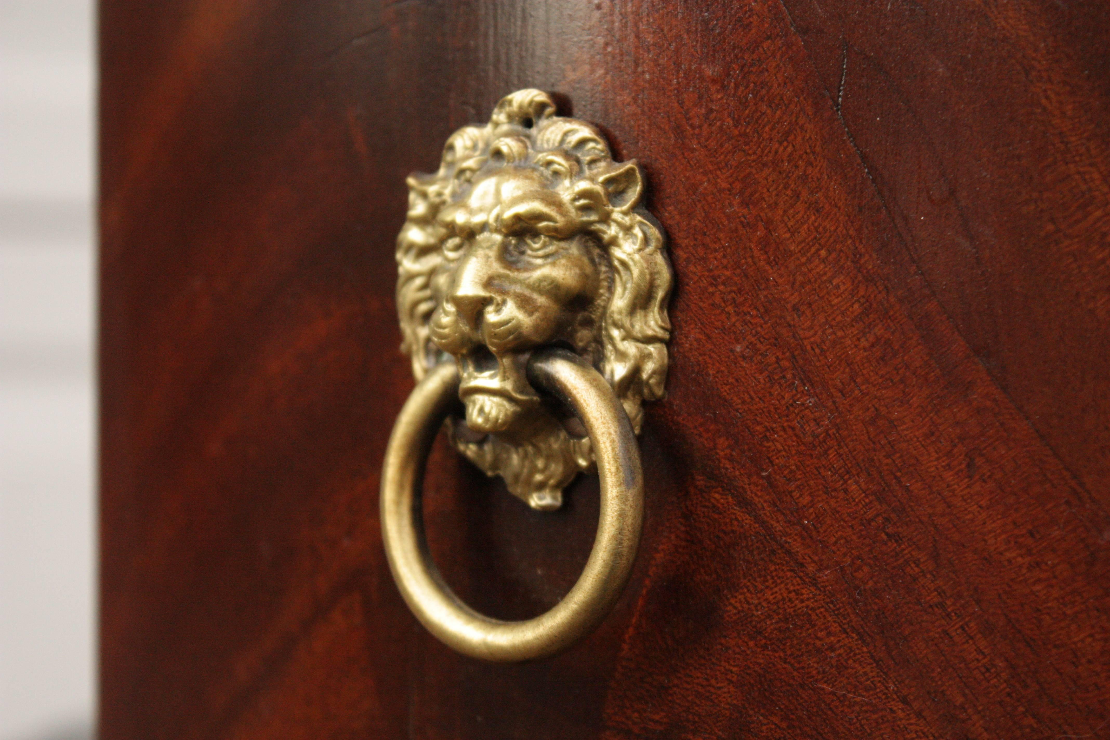 1930s English Round Mahogany Pedestal Table with Brass Lion Pulls and Feet For Sale 2