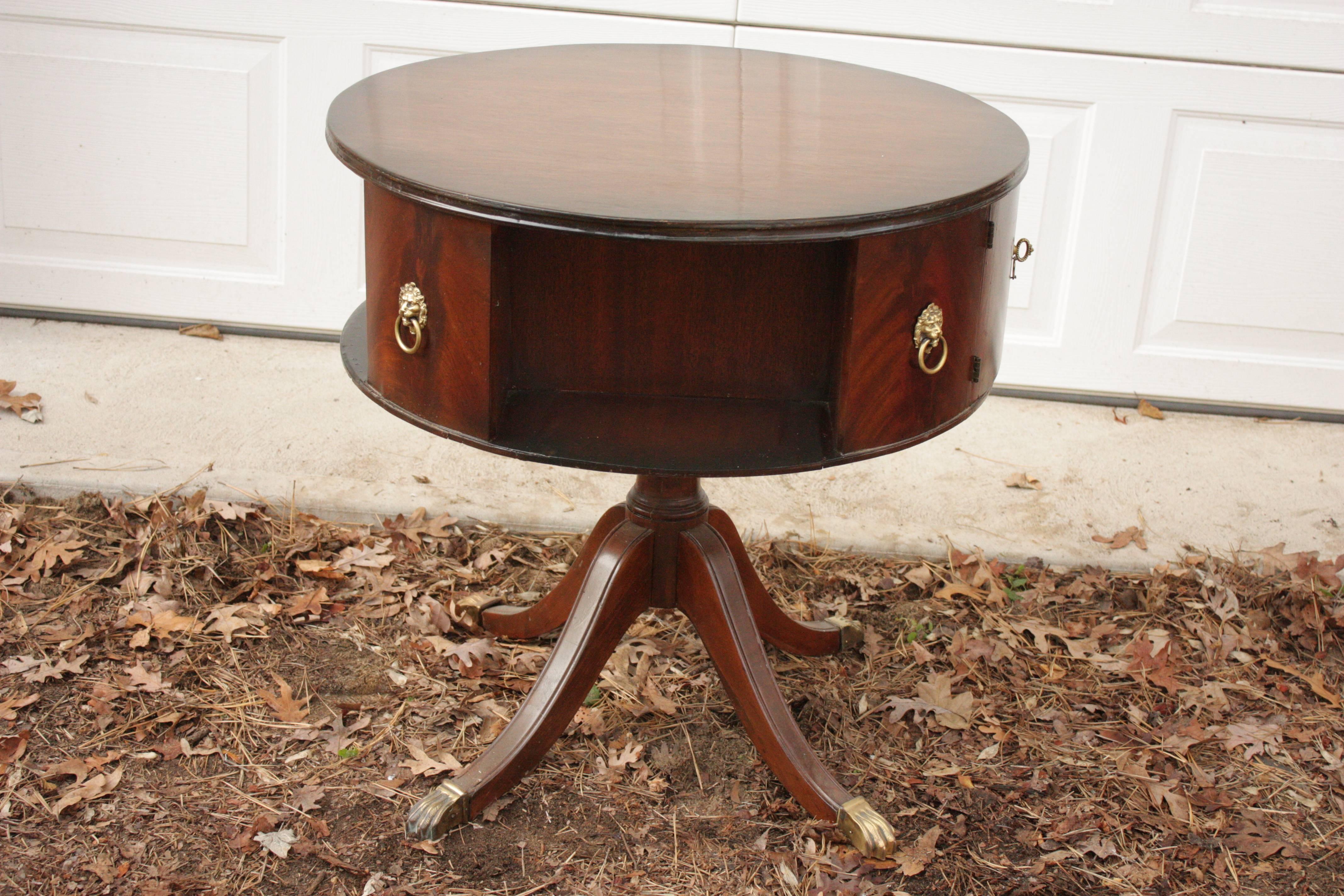 1930s English Round Mahogany Pedestal Table with Brass Lion Pulls and Feet For Sale 1