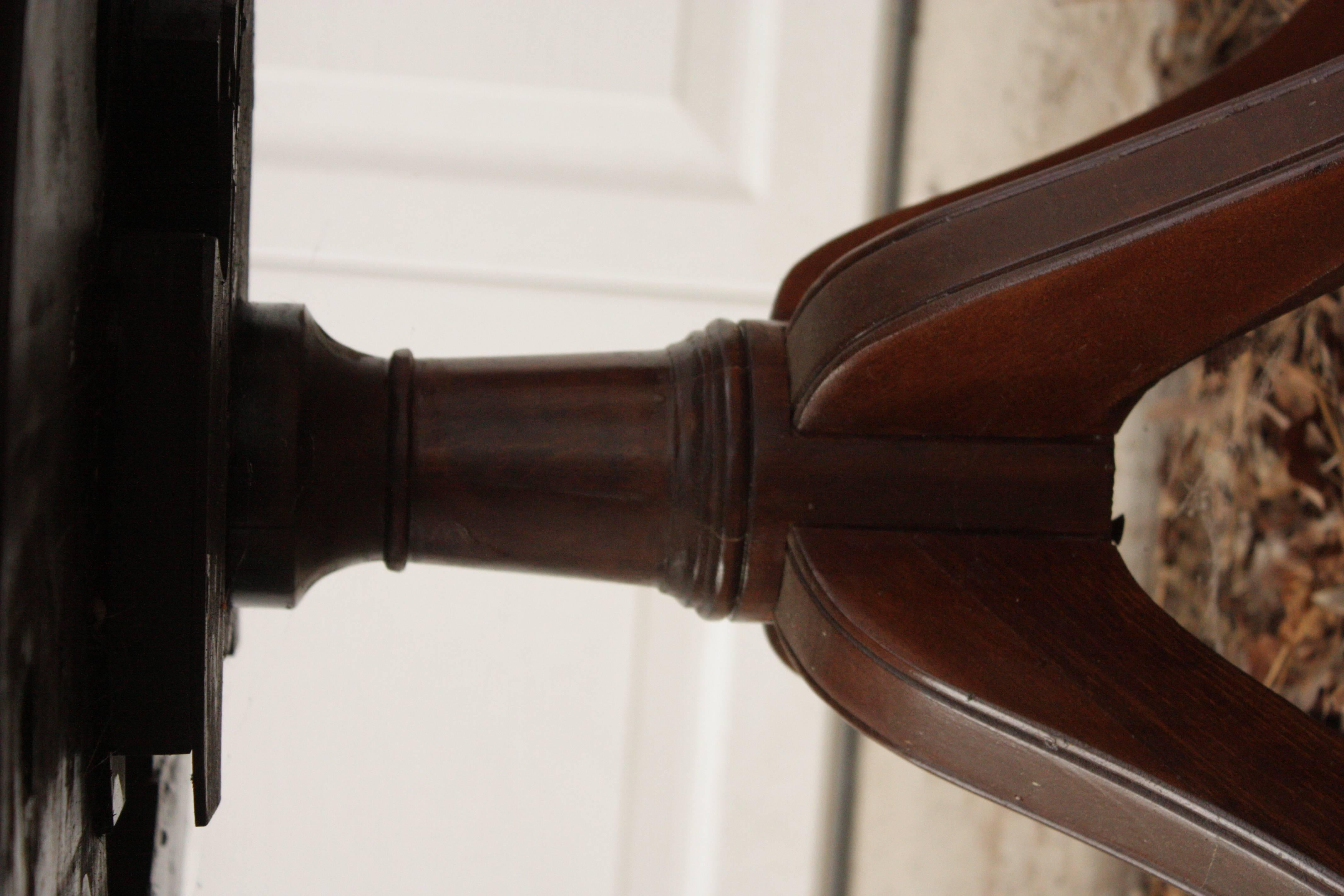 1930s English Round Mahogany Pedestal Table with Brass Lion Pulls and Feet In Excellent Condition For Sale In Southampton, NY