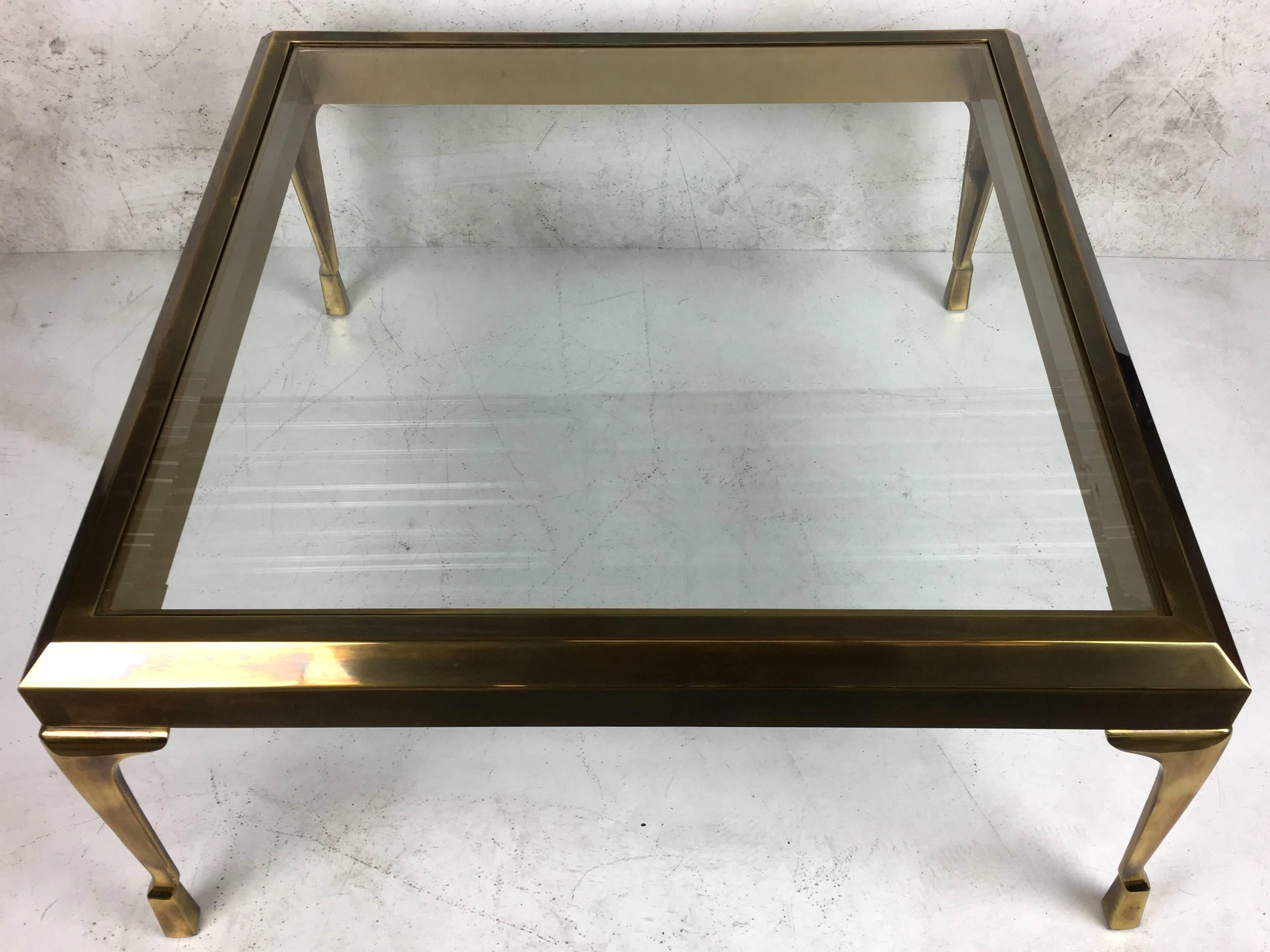 Américain Table basse rare et raffinée en laiton par Mastercraft en vente