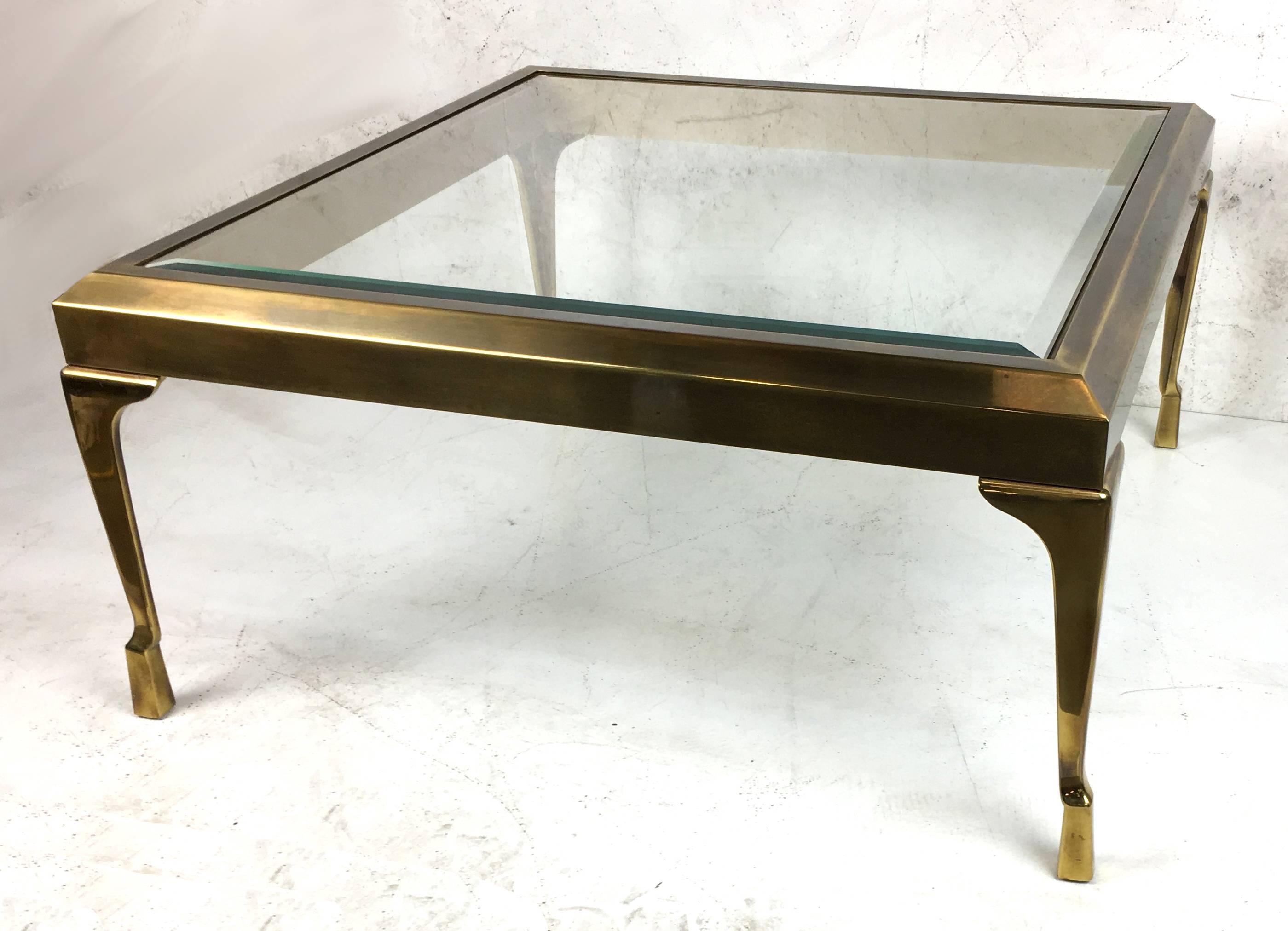 Mid-Century Modern Table basse rare et raffinée en laiton par Mastercraft en vente