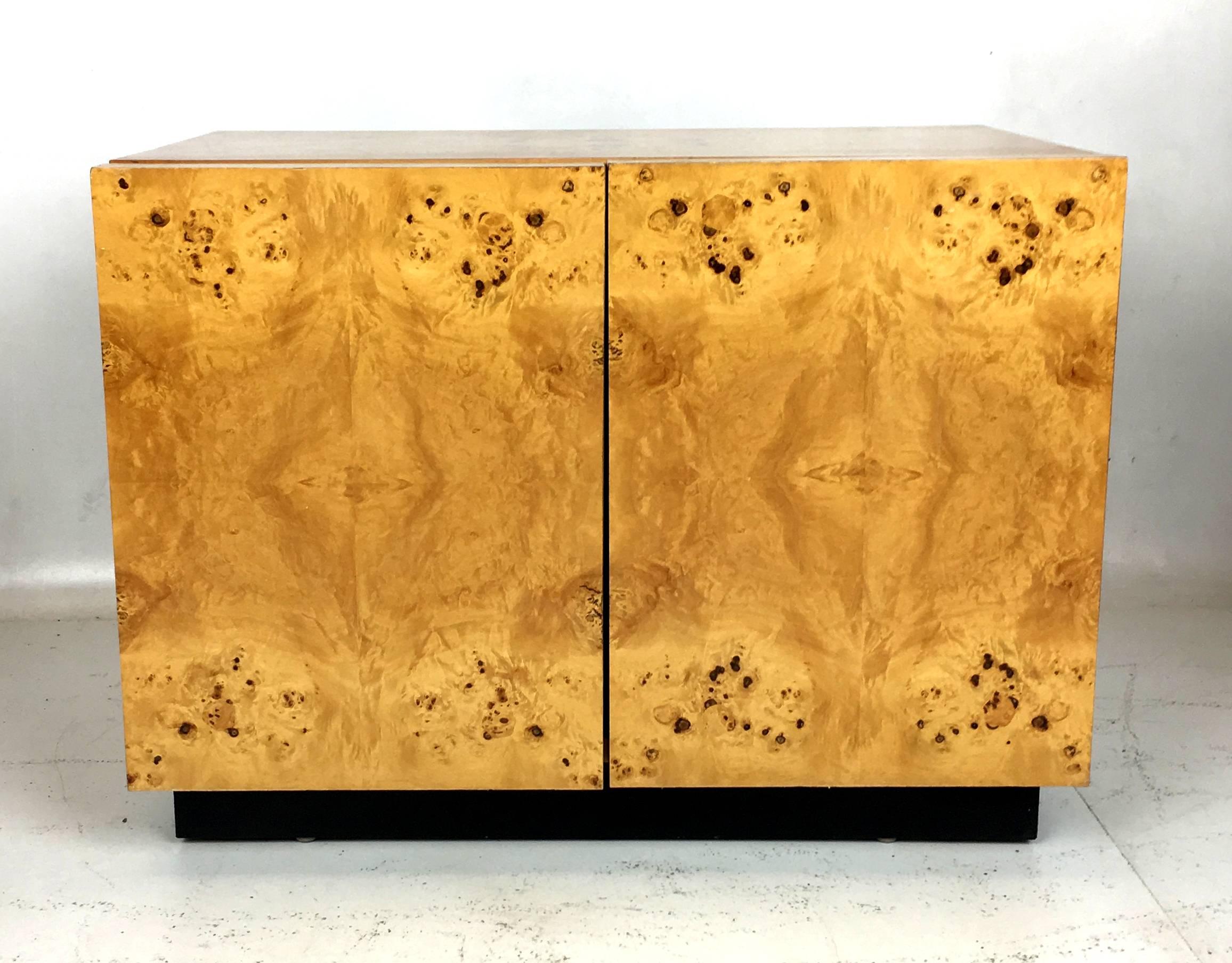 Mid-Century Modern Pair of Olive Burl Nightstands by Lane, in the style of Milo Baughman