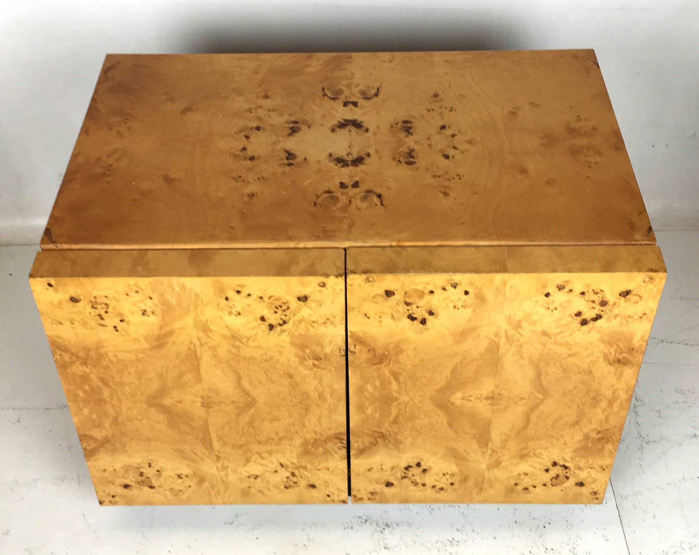Pair of Olive Burl Nightstands by Lane, in the style of Milo Baughman In Excellent Condition In Danville, CA