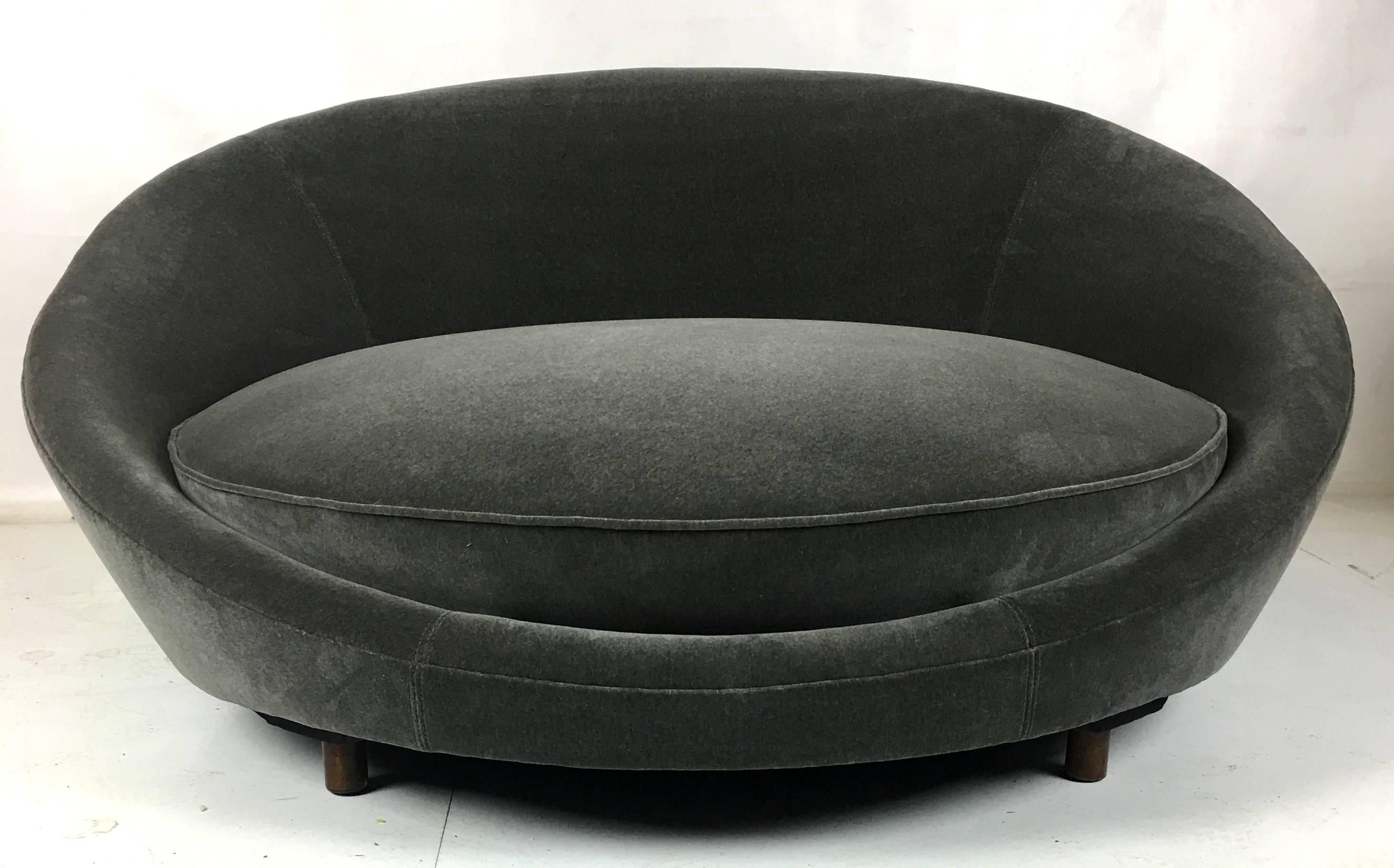 A rare and elusive round UFO lounge chair by Milo Baughman. There has never been a better seat for lounging in modern style, with comfortable room for two, a pure statement piece if there ever was. Freshly upholstered in high end heavyweight