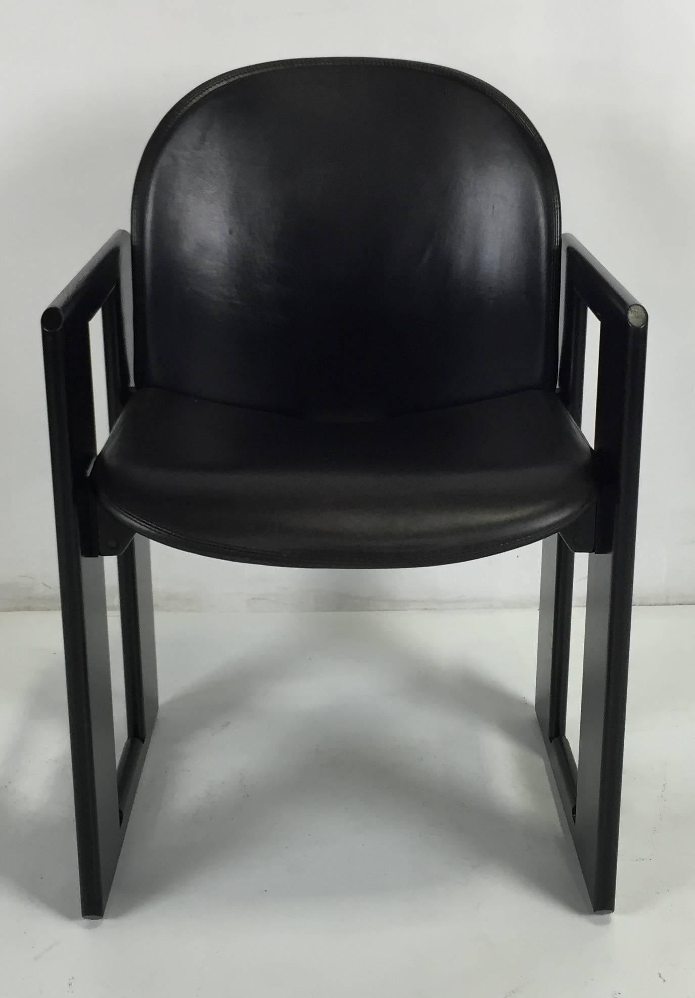 Ensemble de chaises de salle à manger en cuir Dialogo par Tobia Scarpa pour B&B Italia. Les cadres ont été fraîchement repeints et les sièges en cuir sont dans un état d'origine fantastique.  Dès leur conception, ces chaises uniques et magnifiques