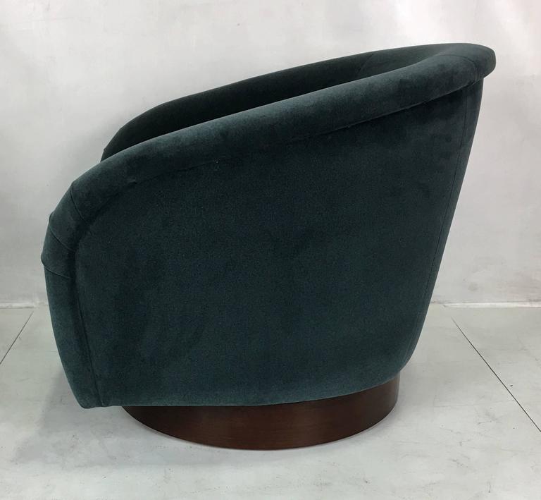 Luxe Pair of Swivel Lounge Chairs by Milo Baughman For Sale at 1stDibs