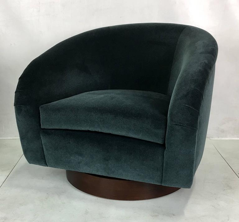 Luxe Pair of Swivel Lounge Chairs by Milo Baughman For Sale at 1stDibs