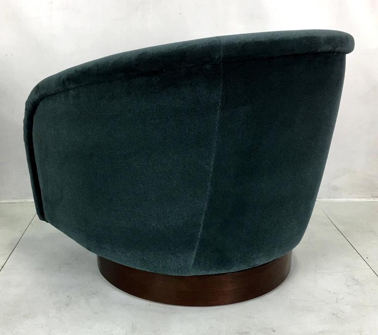 Luxe Pair of Swivel Lounge Chairs by Milo Baughman For Sale at 1stDibs
