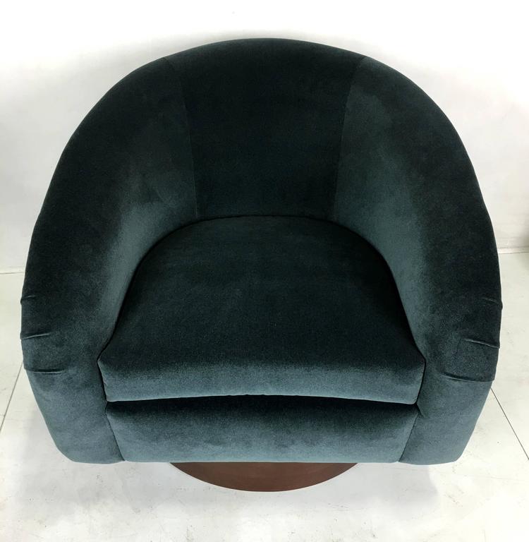 Luxe Pair of Swivel Lounge Chairs by Milo Baughman For Sale at 1stDibs