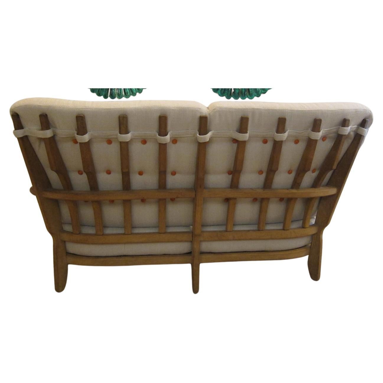 Divano moderno di metà secolo in rovere di Guillerme et Chambron, Francia 1950.
 Forma organica, linea pulita ed elegantemente semplice con l'iconico fondello a forma di dito.
Conserva una bella patina calda.
Rivestito di recente
È possibile vederla