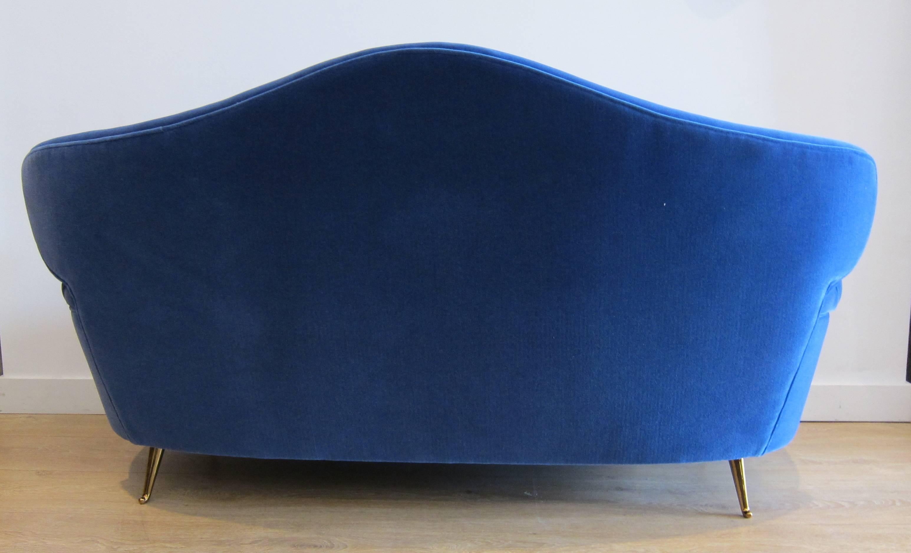 Amazing curvaceous Italian settee. Newly upholstered with blue mohair fabric. Elegant polished brass legs. Great lines.
Please see our listing for the matching pair of lounge chairs.
