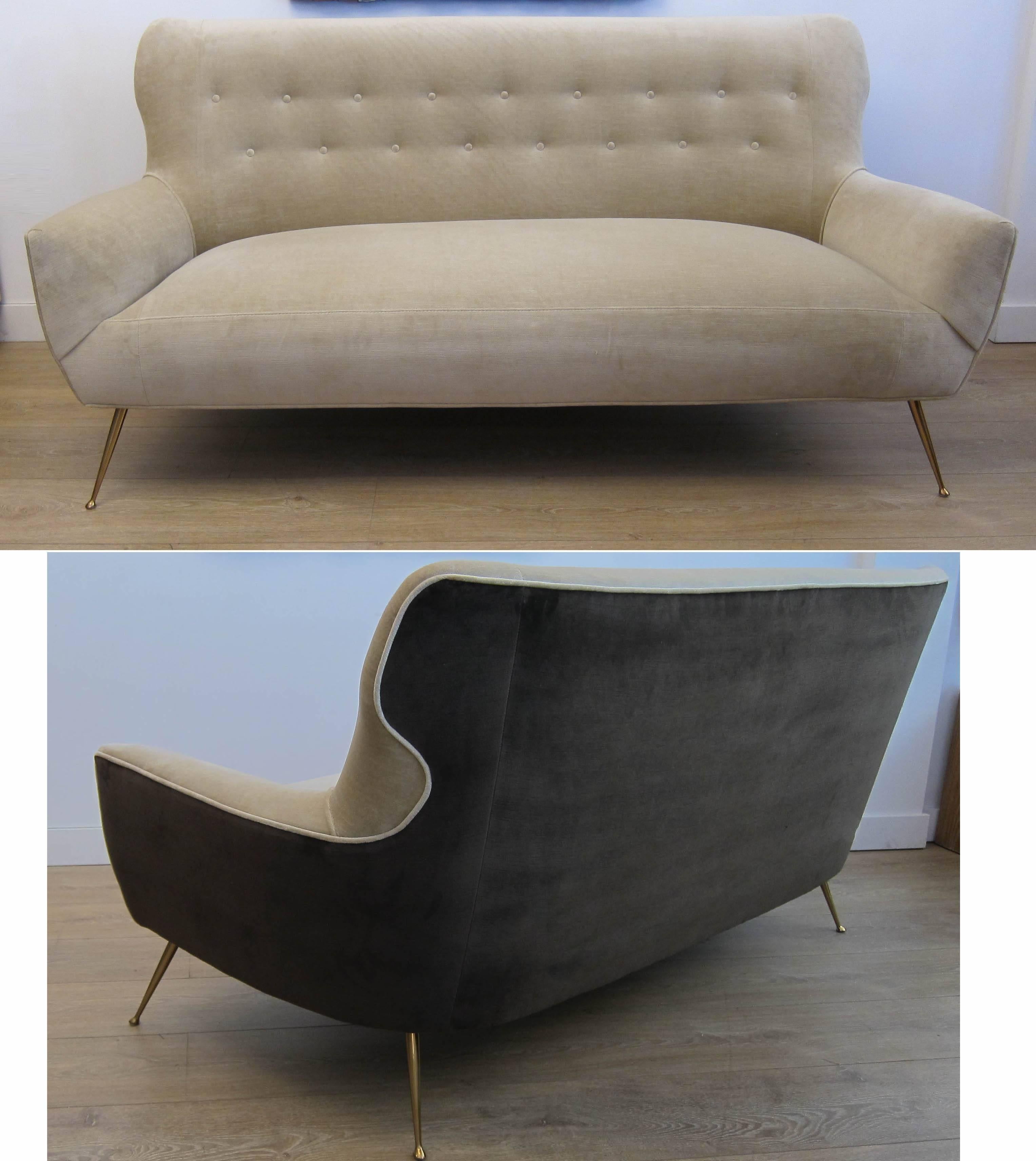 A curvaceous Italian sofa  newly upholstered in two tones velvet. Sleek brass legs (newly restored). Italy circa 1950. 

