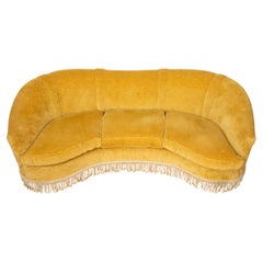 Sofá de tres plazas de terciopelo amarillo con formas curvas, diseñado por Gio Ponti, Italia, década de 1940