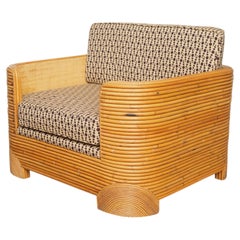 Sillón de descanso de ratán apilable, de estilo moderno orgánico de los años 70, con detalles de caña fina