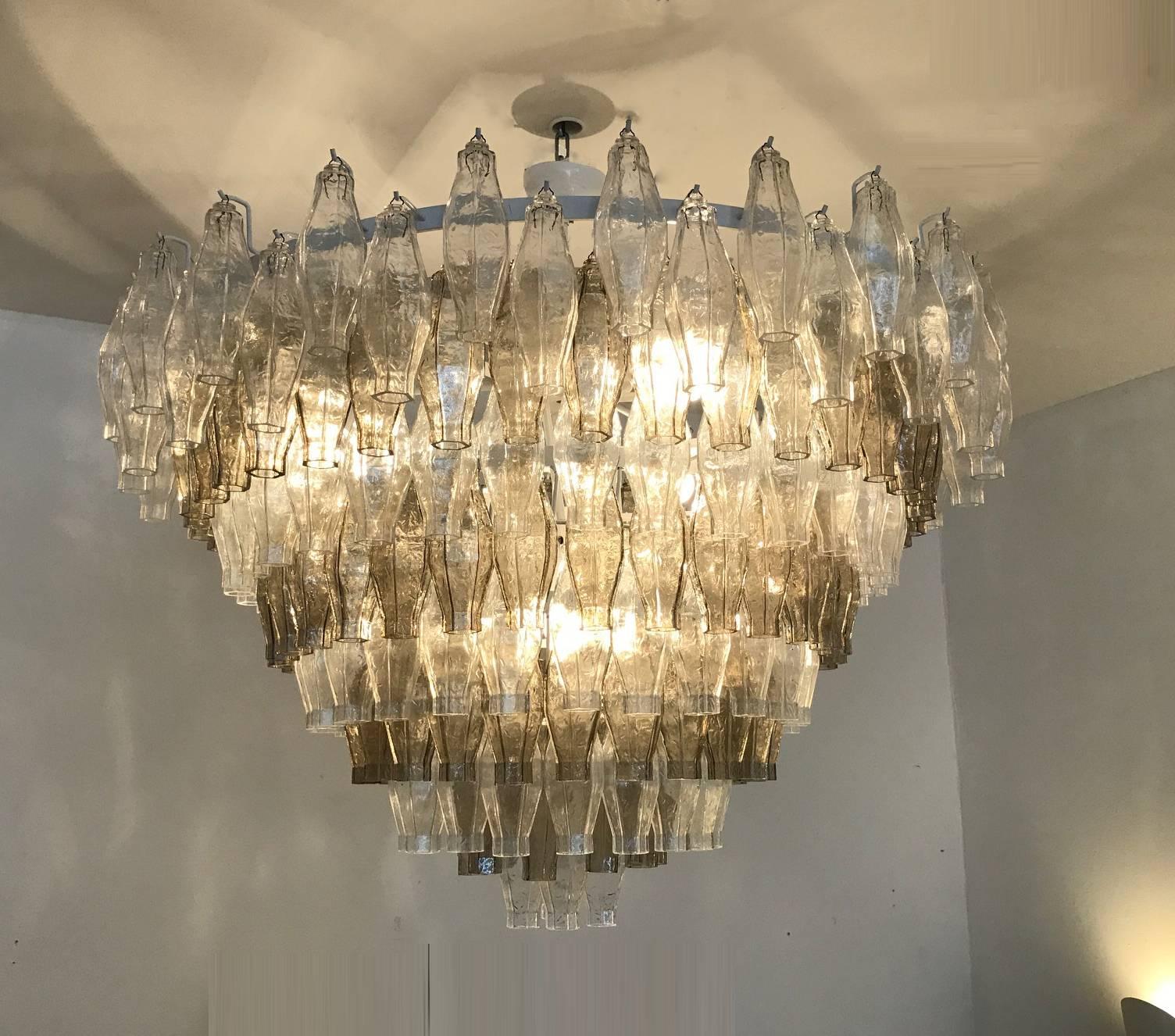 Large mid-century modern, nine-tier taupe and clear poliedri glass chandelier, in the style of Carlo Scarpa for Venini. Wired to US standard and ready to install.
Chandelier measurements without rod or chain: 40