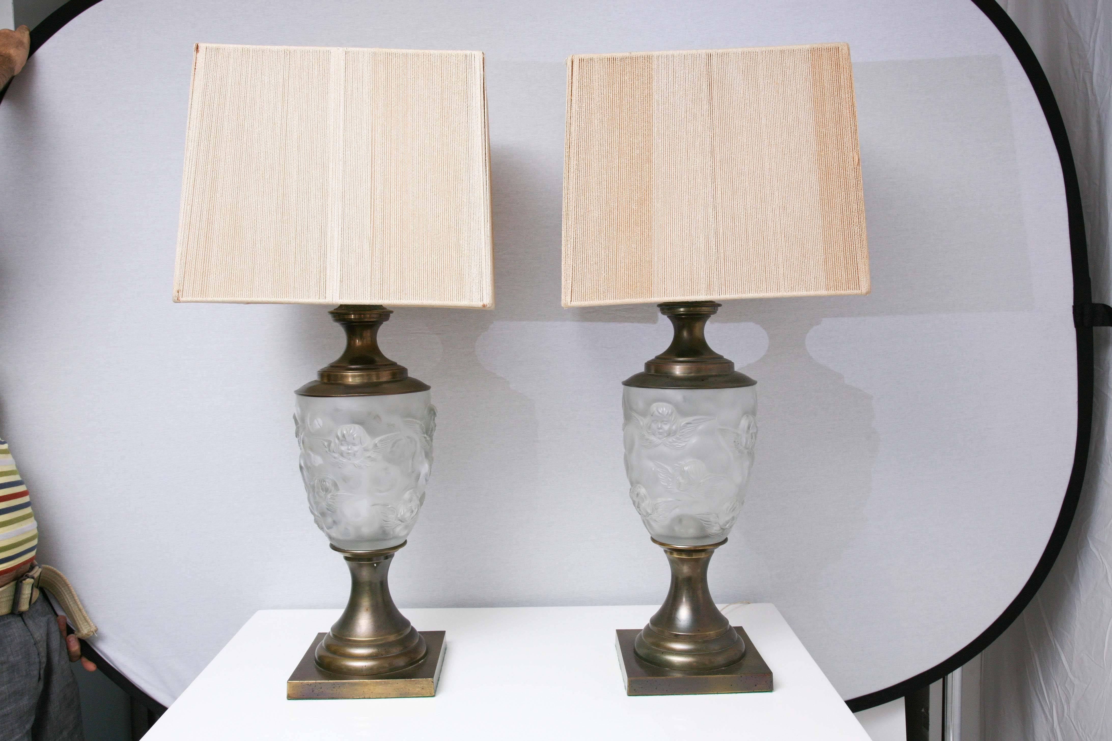 Pair of Hollywood Regency Lalique Style Brass / Glass Putti Table Lamps, Elegant In Good Condition For Sale In Miami, FL