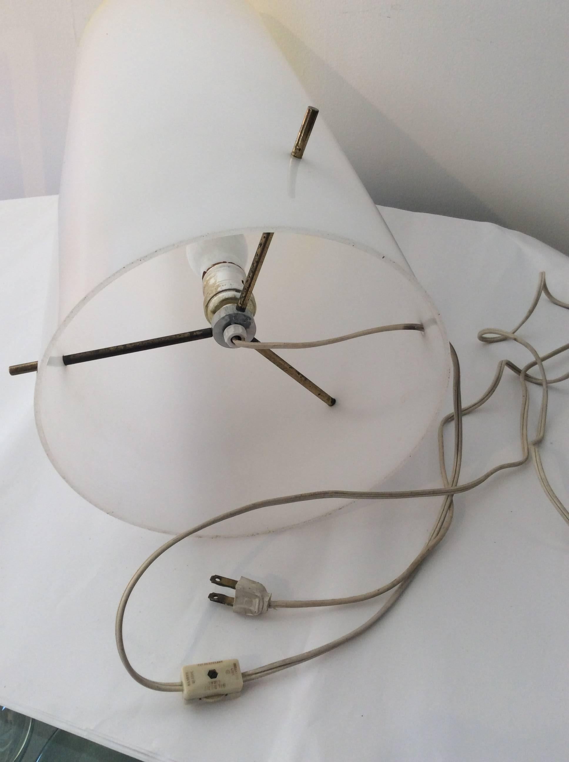 Mid-Century Modern Habitat Paul Mayen White Acrylic Brass Cylinder Table Lamp In Good Condition In Miami, FL
