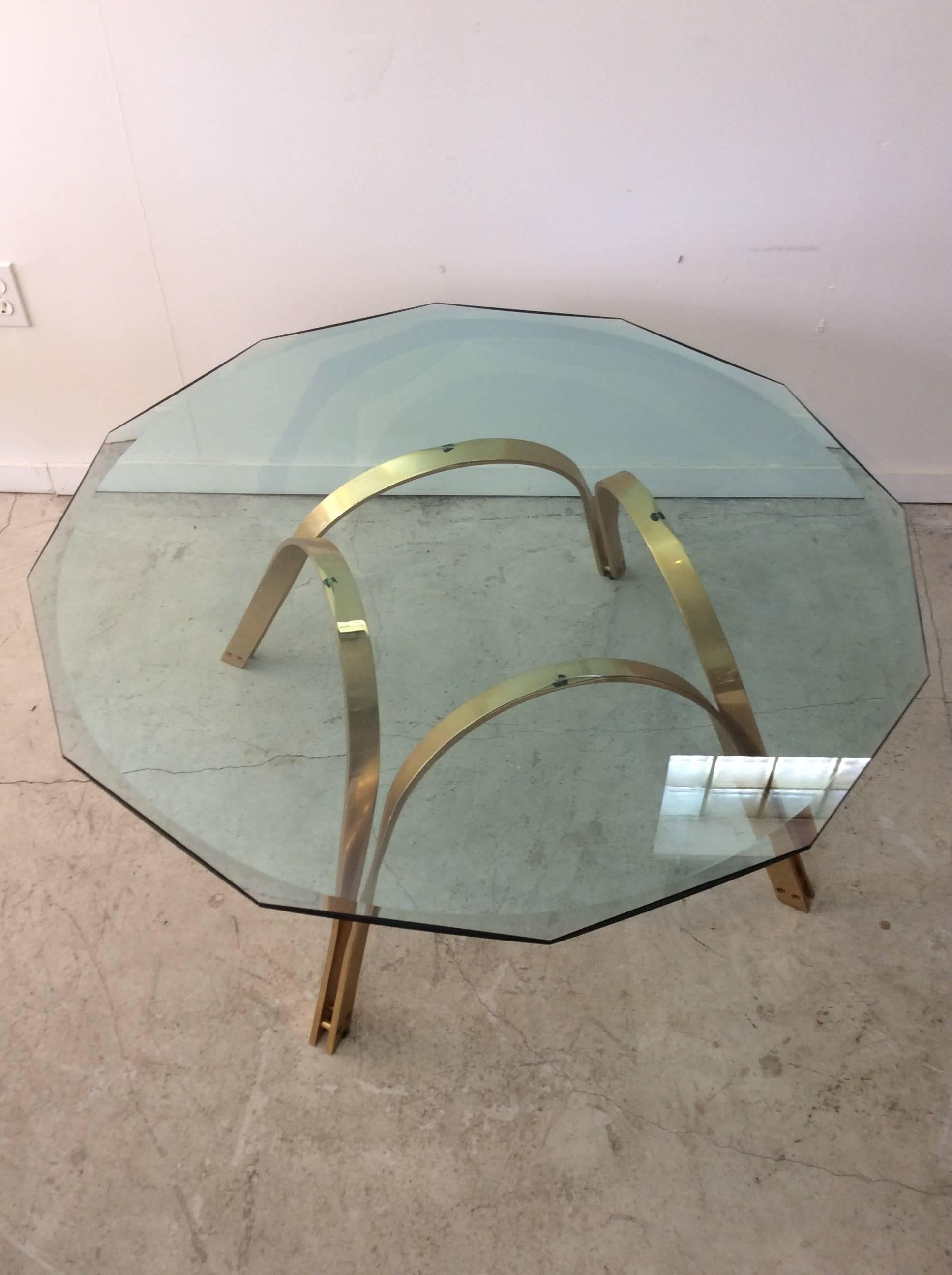 You are looking at a Mid-Century Modern coffee table designed by Roger Sprunger for Dunbar. The base is made of solid metal with a brass plating finish. This base could be used in two different positions as I've shown in the photos and has a spread