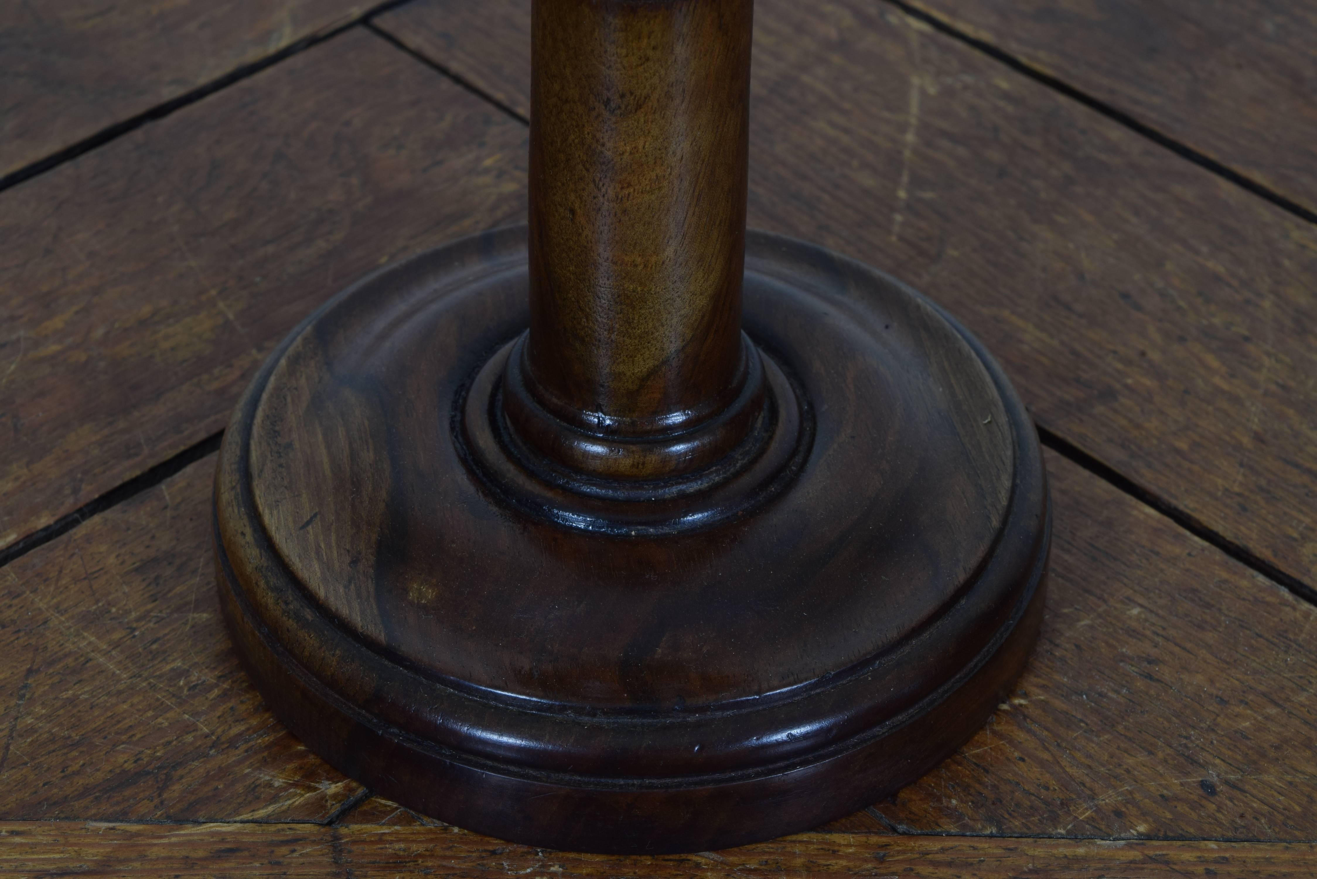 Italian Mid-19th Century Turned Walnut Keystand In Excellent Condition In Atlanta, GA