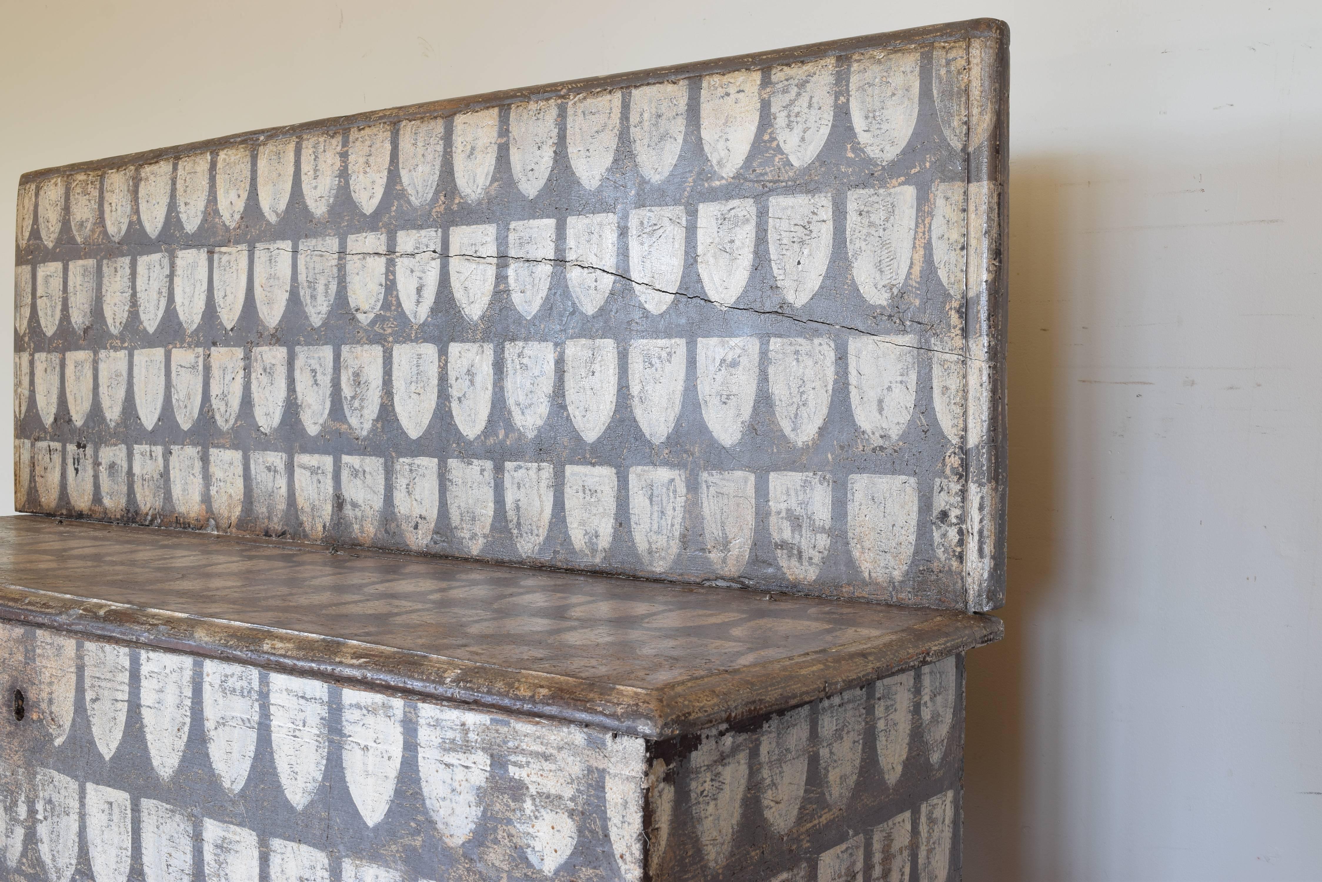 Italian Baroque Painted Cassapanca from Tuscany, Late 17th-Early 18th Century In Distressed Condition In Atlanta, GA