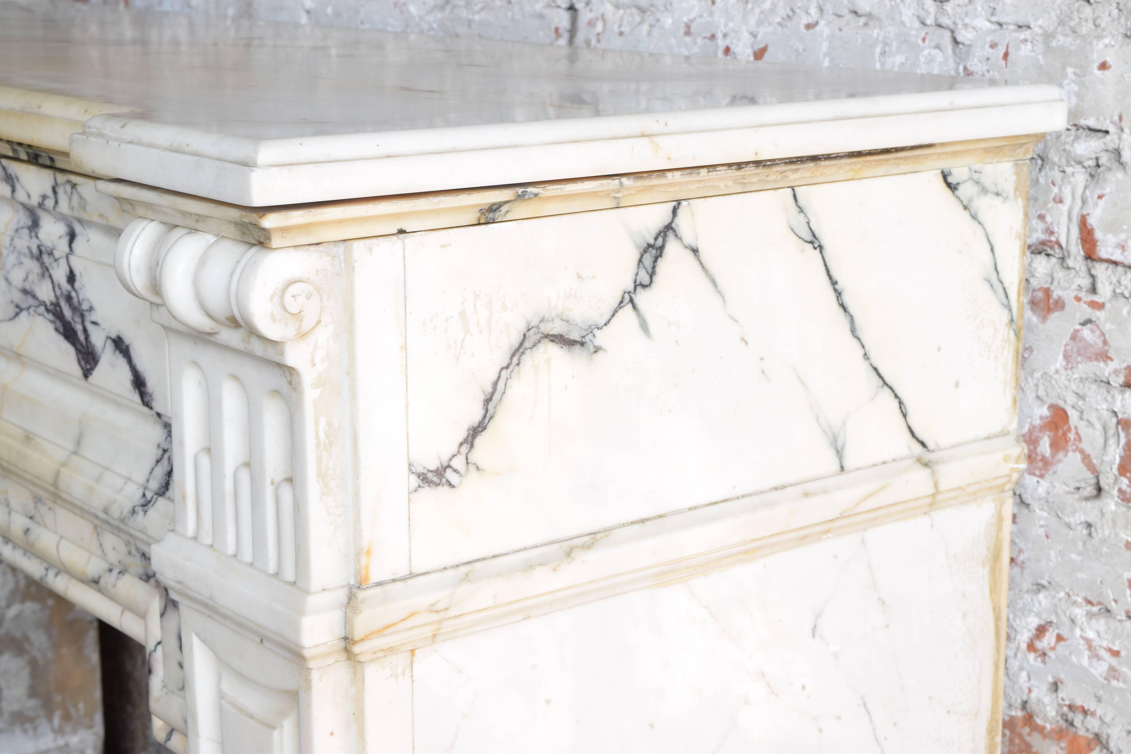 Georgian Carved Marble Mantel, Probably Arabescato Marble, 18th-19th Century In Excellent Condition In Atlanta, GA