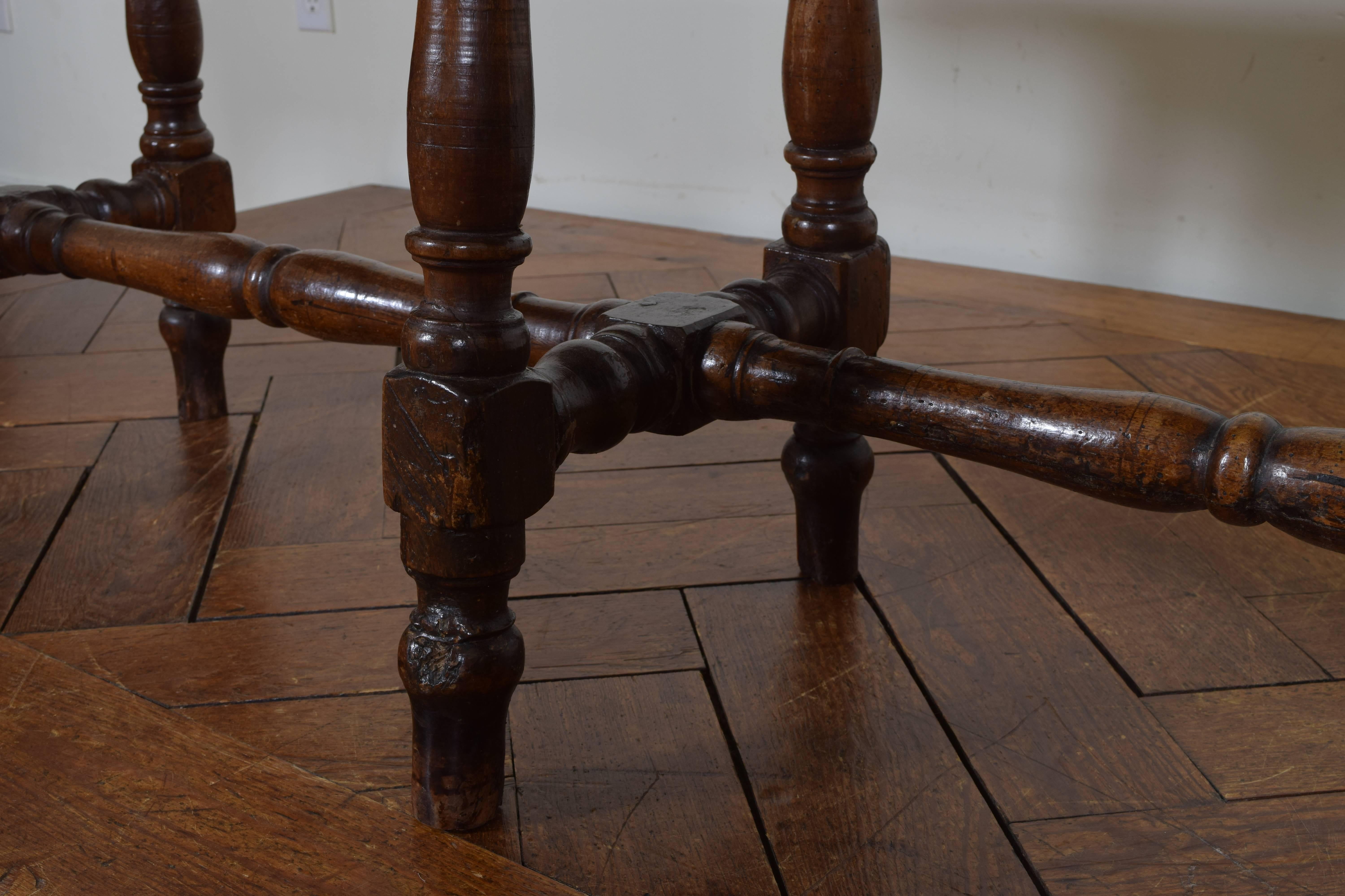 Italian Late Baroque Walnut Hall Bench in Walnut, Late 17th-Early 18th Century 4