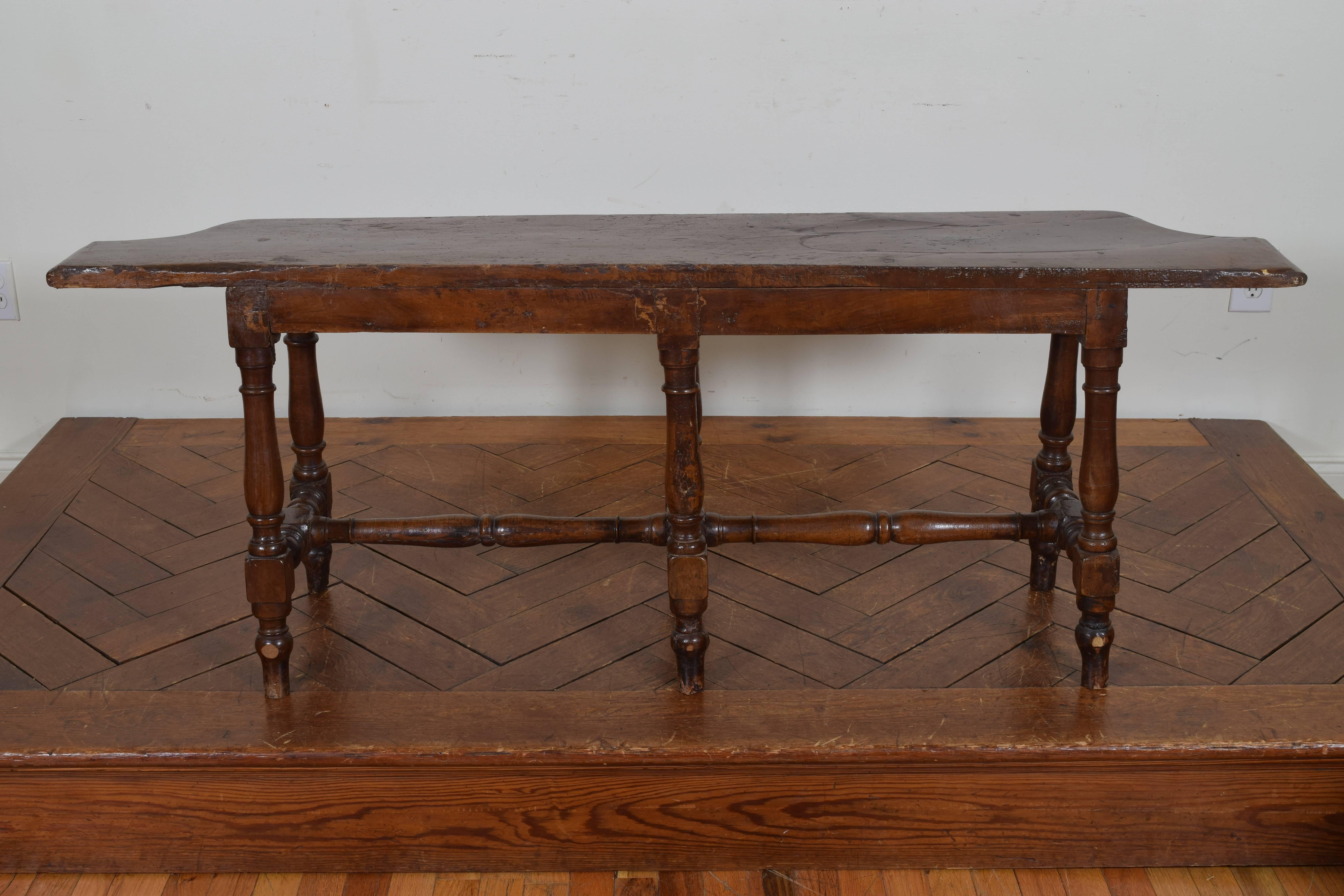 Italian Late Baroque Walnut Hall Bench in Walnut, Late 17th-Early 18th Century In Excellent Condition In Atlanta, GA