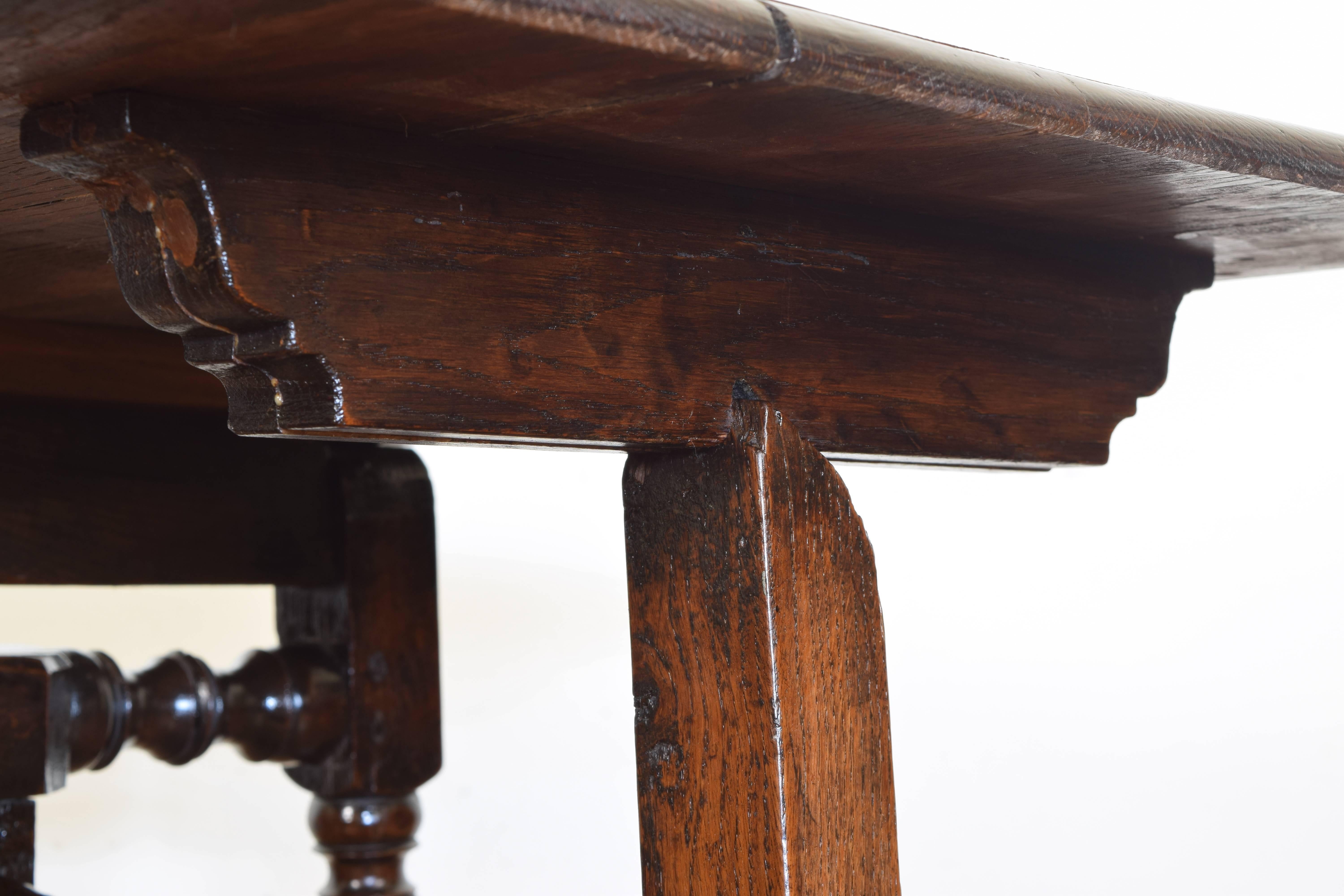 French Louis XIII Style Turned Oak Gateleg Side Table, Early 20th Century 3